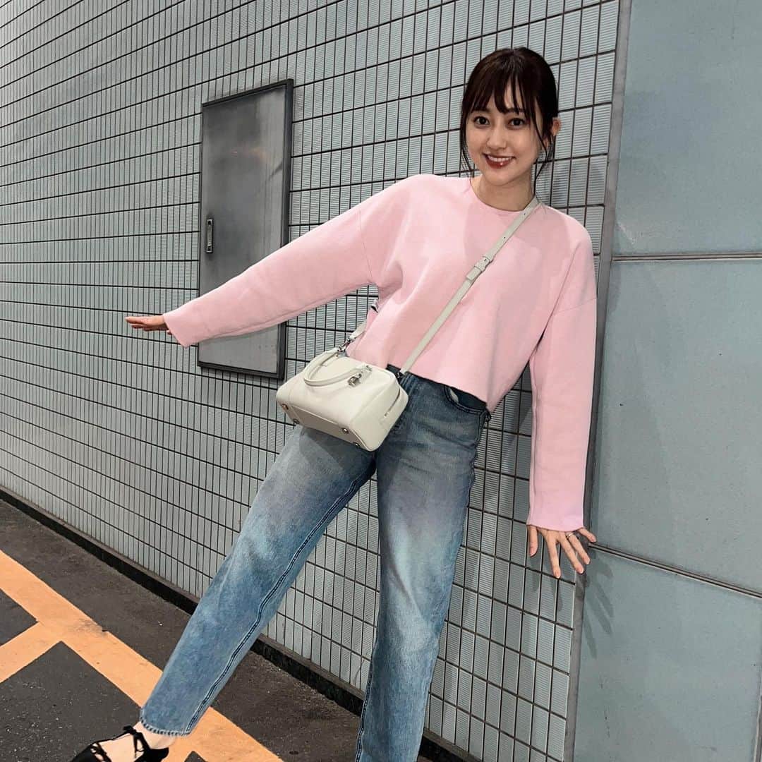菊地亜美のインスタグラム：「. 朝からこんな時間まで丸一日ロケしたの久しぶりだー！😝🌙 帰って湯船にゆっくり浸かろっと🛁🤍  疲れてアクセつける気力なくそのままですが 長丁場だったので楽ちん私服🐖🐽🐷  @gypsohila.jpn のトップスはブラウンとのリバーシブル🤎🩷  皆さんもお疲れ様でしたーー❤️‍🔥」