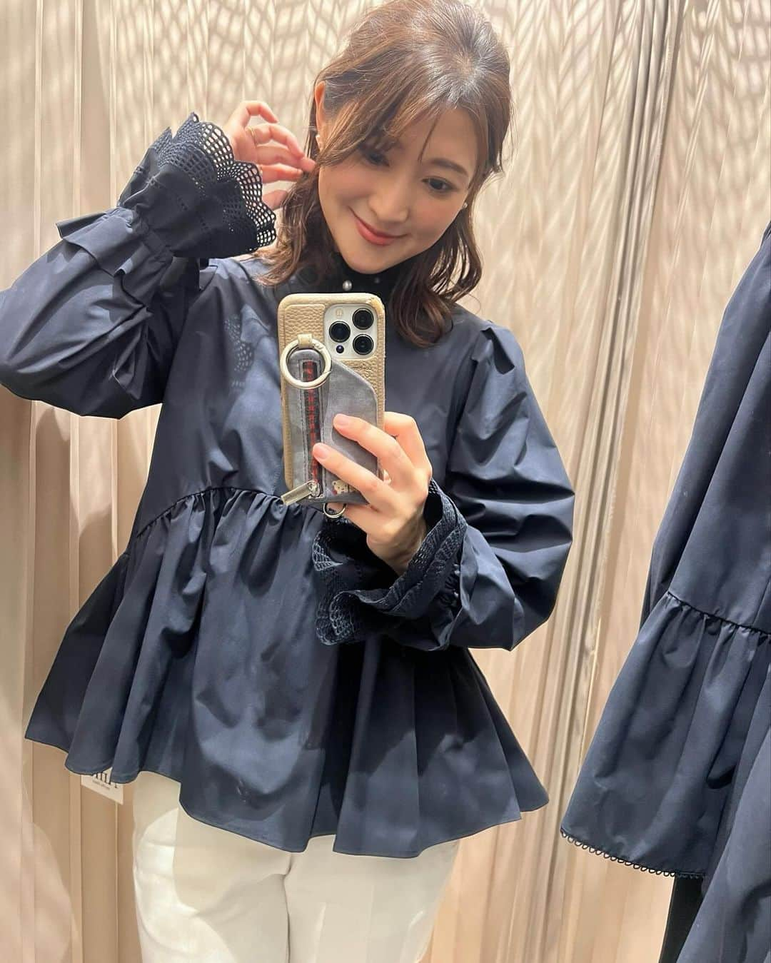 Sayuri（岸岡小百合）さんのインスタグラム写真 - (Sayuri（岸岡小百合）Instagram)「* 今日はAme no chi HareさんのPop up に☂️ @amenochihare_official   雨の日も気持ちが曇らず、 むしろ楽しみになってしまうような 素敵なお洋服が沢山ありました♡　  上品で、使い勝手も良く、 可愛らしいデザインなだけでなく 撥水・撥油・防汚加工など、機能性がとにかく良い😭‼️ シワにもなりにくいものばかりでした。  裾の内側にゴムが入っていて、 雨の日も地面に裾がつかないよう 工夫が施されたパンツや 自転車にも乗りやすい形のアウターなどなど、 形にも工夫が沢山。  雨の日におしゃれが楽しめないと感じる方意外にも、 幼いお子さんをおもちの方、 私みたいによく食べこぼす方笑 旅行がお好きな方にも 心からお勧めしたいブランドです😌🍝 白いブラウスも安心して着られますよね✨  アウターもスカートやパンツ、ブラウスも 可愛いデザインのものが沢山あり、 試着しきれなかったなぁ😆♡   そして、３万円以上ご購入の方には ブローチのノベルティがあるみたい✨ このブローチがこれまた可愛い❄️  10/24まで開催されているので 是非足を運んでみてください♡  そして、お忙しい中一緒にお写真を撮ってくださった デザイナーの @hitomi.colors_ さん 優しく対応してくださったスタッフの皆様 ありがとうございました♡  【玉川高島屋 POP UP】 2023年10月18日（水）～2023年10月24日（火） ●玉川高島屋本館3階ーステージ3 @takashimaya_tamagawa ●営業時間 午前10時～午後8時 （最終日は午後7時まで）  #amenochihare  #アメノチハレ #オケージョンスタイル #2023awcollection  #購入品」10月18日 23時11分 - sayuuringo