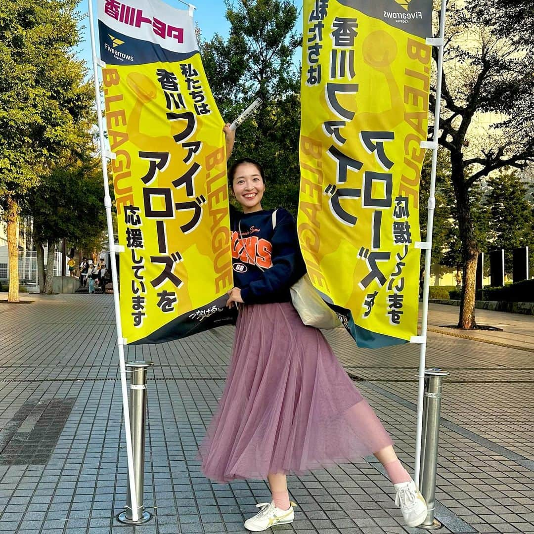 山下耀子さんのインスタグラム写真 - (山下耀子Instagram)「【香川ファイブアローズ🏀】  久々の観戦めーーーちゃくちゃ面白かった😫✨ 開幕戦両日行ったけど両日ともオーバータイムからの 真逆な展開やって、手に汗握るとはこのこと…！  どの席でも近く感じられるのは地元の体育館ならでは☺️🤍  今シーズン時間作って応援しに行こうと心に決めたので KJさんのペンライト買いました🙆🏻‍♀️  ペンライトを持った瞬間アイドルヲタの血が騒いだ…笑  皆様も地元のチームがあって気が向いたら応援しに行こう〜！  実はBリーグに加入するには条件があって、 加入し続けるのにも条件があって…  遠征があったり毎日練習する場所や試合する会場は もちろんお金がいるしタダではチーム存続できない。 ましてや来場者数も大事になってくるんだって。  今はオンラインで見られるようになってるけど できれば生で観戦したいねぇ☺️  少しでも力になれますように🌱  #香川ファイブアローズ #Bリーグ #バスケ」10月18日 23時11分 - twinkleyesy