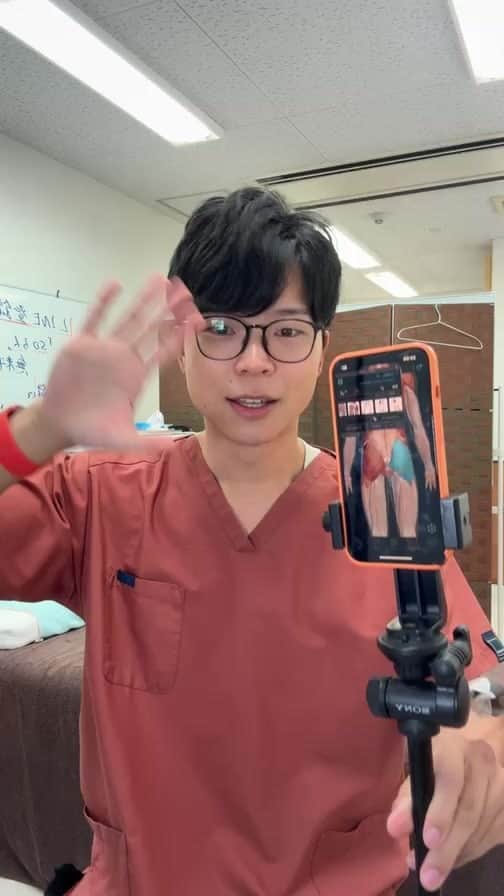 ゆう先生のインスタグラム：「最初バグが起きた同接850人超えの伝説の説法 LIVE！ ❶こんばんわタイム ❷自律神経を整えるエクササイズ ❸熟睡ストレッチ ❹説法タイム  Voicyのフォロー特典はプロフィールリンクからVoicyに飛んでもらえると受け取れます！」