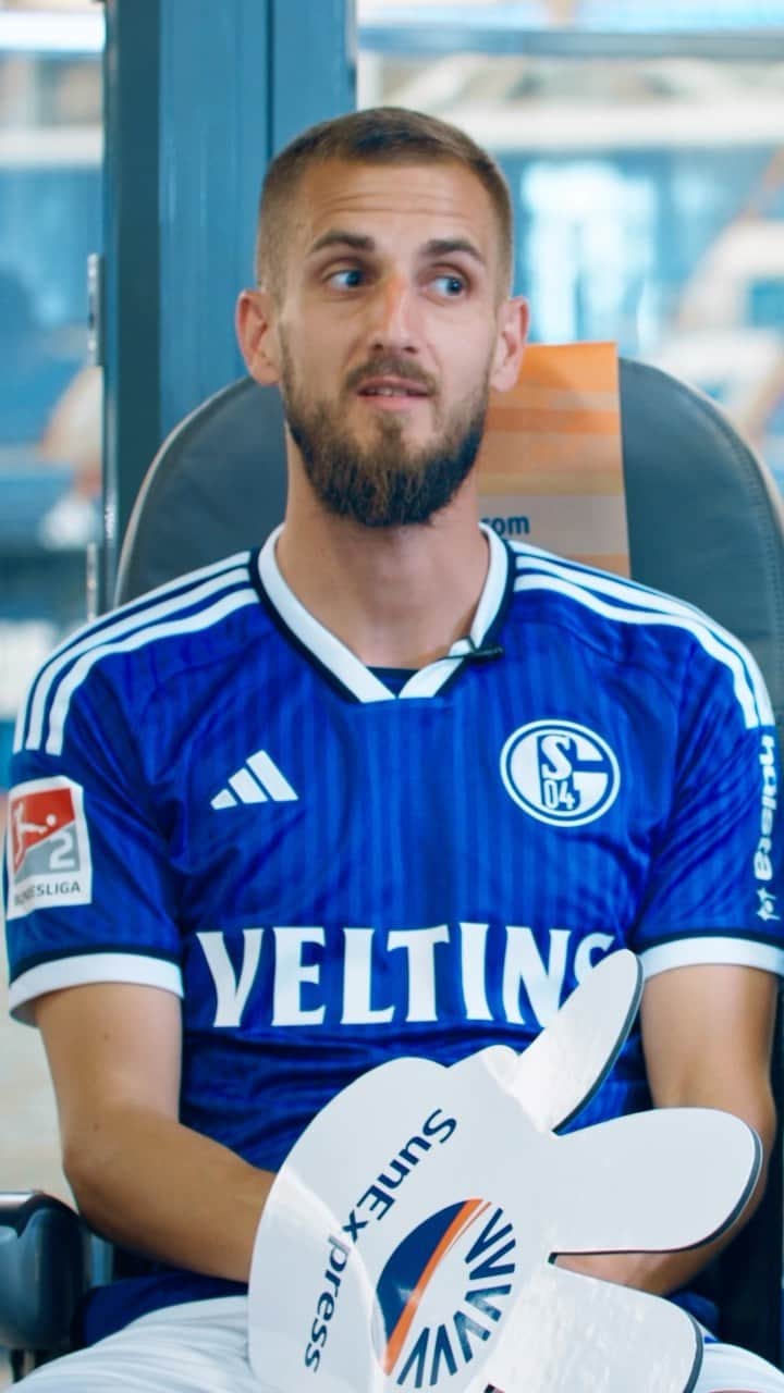 シャルケ04のインスタグラム：「Quiz-Duell zwischen @sunexpress_de und Königsblau. 🔥⁉️ Können Dominick Drexler und Eveline Hamm von den @s04frauen gegen die Crew unseres Airline-Partners gewinnen?  . . #SunExpress #S04 #Challenge」