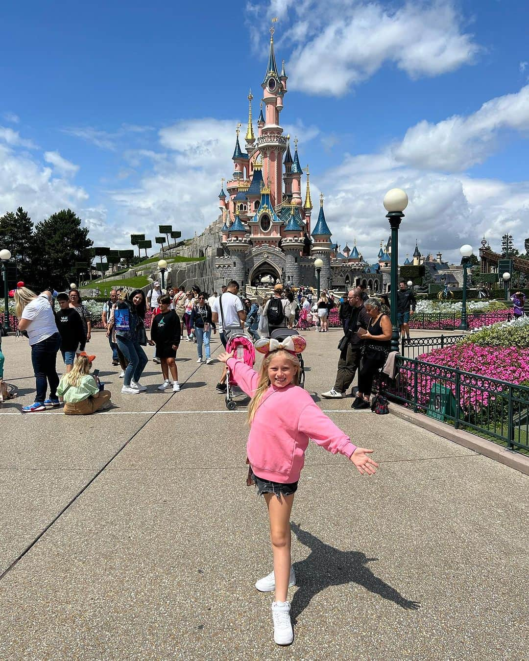 ルーカス・レイヴァさんのインスタグラム写真 - (ルーカス・レイヴァInstagram)「Princesa do pai !!  Hoje é teu dia. Quando falo de ti me emociono pois você é muito mais do que imaginei. Além de ser LINDA por fora você é uma criança cheia de luz. Doce, companheira , fiel a tua família e amigas e te confesso que uma pessoa que me ensina a cada dia. Não tenho dúvidas que você é e será um sucesso pois teu jeito de levar a vida é um aprendizado diário para mim. Te amo muito ❤️❤️❤️ #felizaniversario #10anos」10月18日 23時15分 - leivalucas