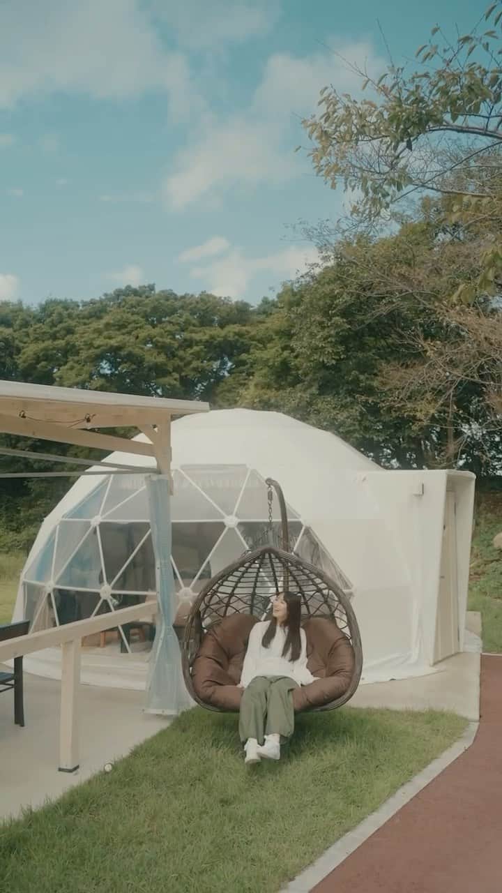 相場詩織のインスタグラム：「🥕🧅🍠  秋田県にかほ市のグランピング施設 99glam @99glam.official さんでの 思い出動画🎥  99glamに関わるスタッフさんたちも 皆さんとっても素敵でした☺️ 皆様も是非にかほ市に遊びに来て下さいね✨  camera @atsushi_ogawa87 @timeless_recovery  hairmake @ay.3869  #東北 #秋田 #グランピング #グランピングキャンプ  #グランピング女子会」
