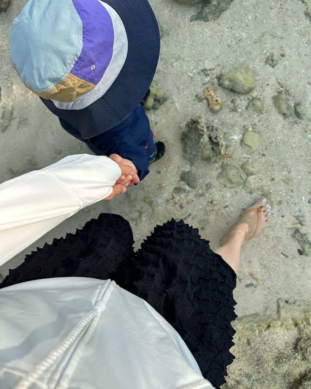徳重杏奈さんのインスタグラム写真 - (徳重杏奈Instagram)「🐠🪼⛱️ 家族で沖縄へ。 ⁡ と言っても平日は夫が仕事だったので ワンオペ場所が沖縄という感じでした。笑 ⁡ はじめての海とプール。 最初は恐る恐るでしたが、 少しずつ慣れて色々な感触を楽しんでいました。 ⁡ カニ探しが楽しかったな☺️🦀 ⁡ ⁡ ⁡ #1y9m」10月18日 23時20分 - anna.tokushige