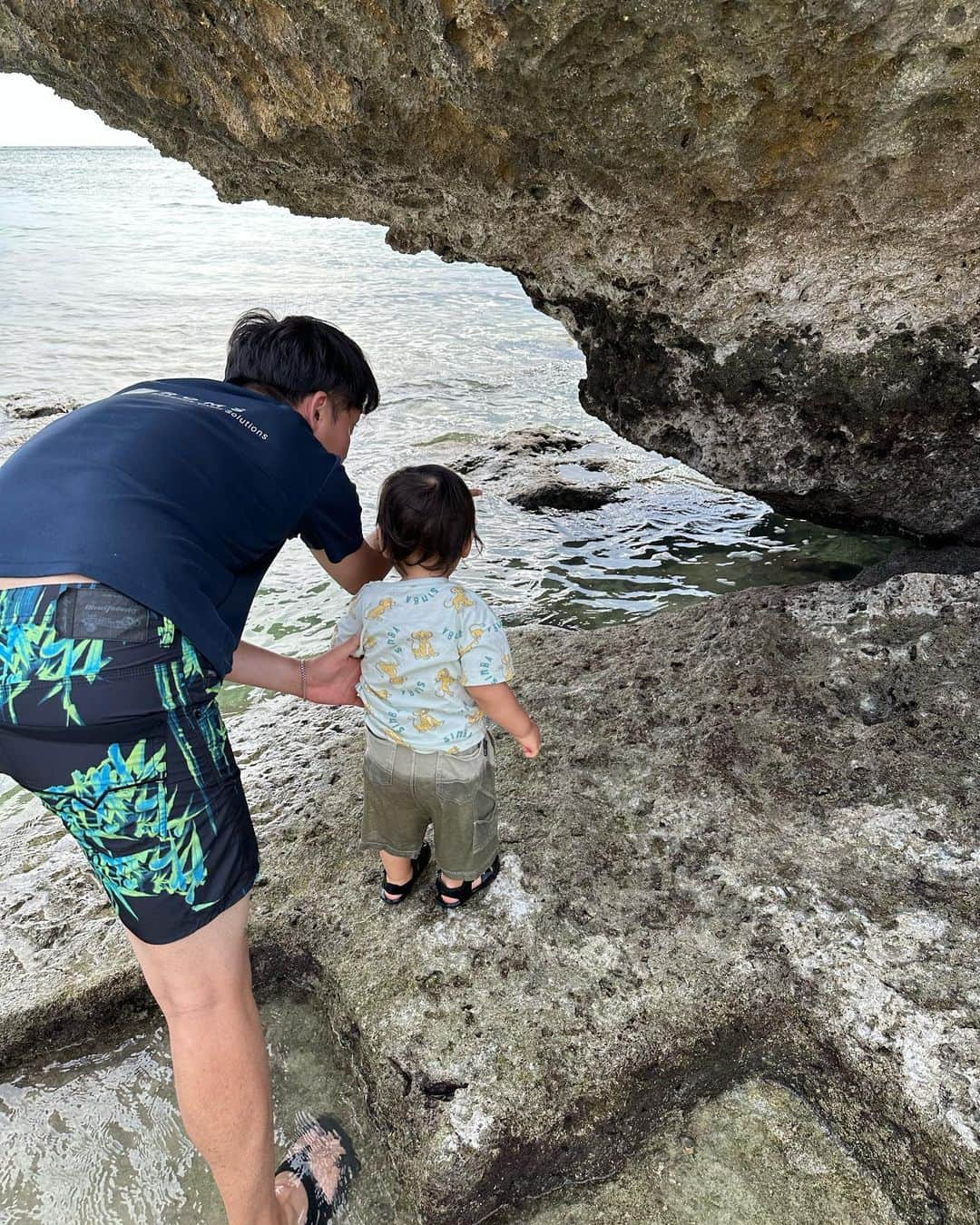 徳重杏奈さんのインスタグラム写真 - (徳重杏奈Instagram)「🐠🪼⛱️ 家族で沖縄へ。 ⁡ と言っても平日は夫が仕事だったので ワンオペ場所が沖縄という感じでした。笑 ⁡ はじめての海とプール。 最初は恐る恐るでしたが、 少しずつ慣れて色々な感触を楽しんでいました。 ⁡ カニ探しが楽しかったな☺️🦀 ⁡ ⁡ ⁡ #1y9m」10月18日 23時20分 - anna.tokushige