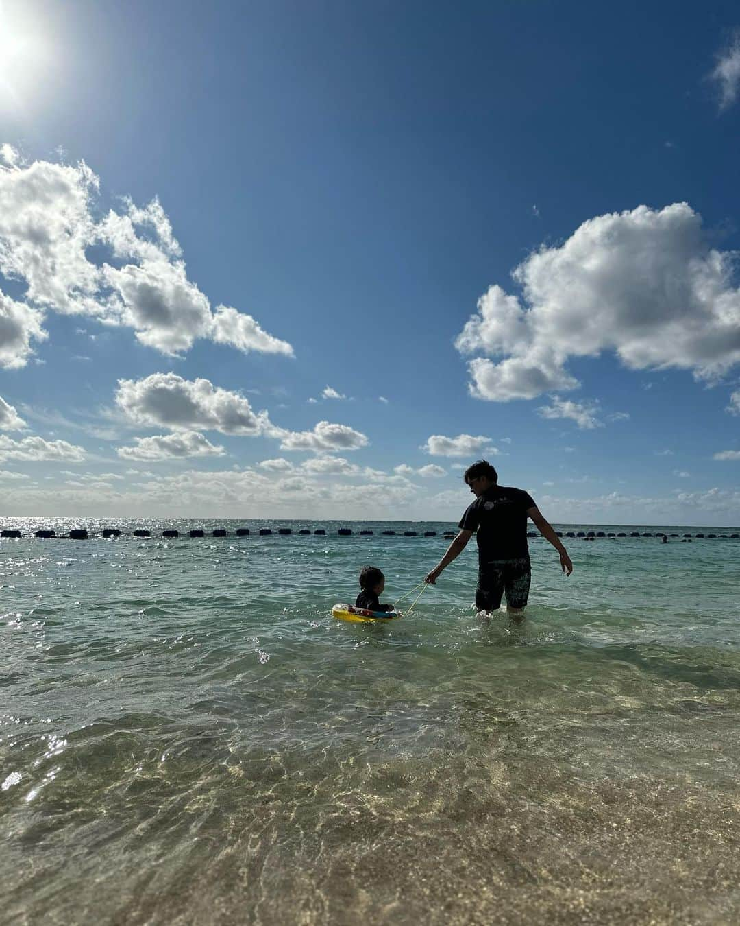 徳重杏奈のインスタグラム：「🐠🪼⛱️ 家族で沖縄へ。 ⁡ と言っても平日は夫が仕事だったので ワンオペ場所が沖縄という感じでした。笑 ⁡ はじめての海とプール。 最初は恐る恐るでしたが、 少しずつ慣れて色々な感触を楽しんでいました。 ⁡ カニ探しが楽しかったな☺️🦀 ⁡ ⁡ ⁡ #1y9m」