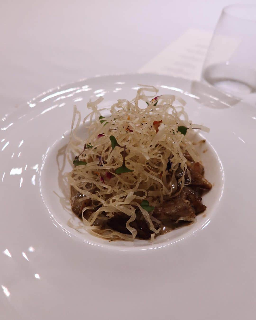 Alex Gonzagaさんのインスタグラム写真 - (Alex GonzagaInstagram)「Dumaan na naman sa pagsusulit ang aming taste buds mag-asawa kung nakakakaangat na nga ba talaga… 😅 #foodie」10月18日 23時20分 - cathygonzaga