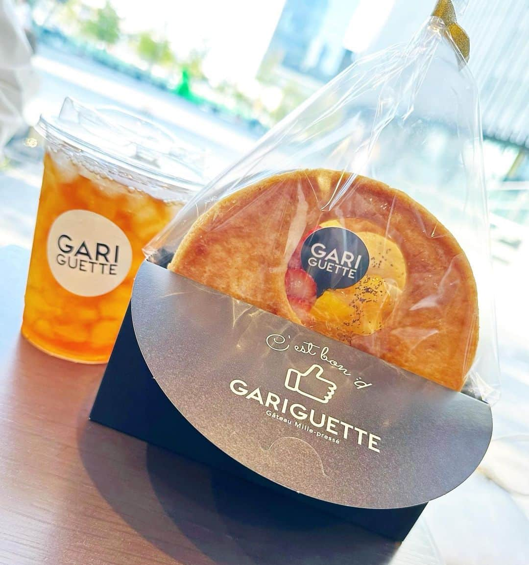 福本愛菜のインスタグラム：「GARIGUETTE🧡🧡🧡 タイミングよく並ばんとゲットできてラッキーすぎた🫶🏽❤️  結構ボリュームあるけど軽いからぺろっと食べれちゃう🤤 サクサクのパイとクリームの相性が抜群でした☺️❤️  #大阪 #梅田 #GARIGUETTE #ガリゲット #ミルフィーユ #パイ #スイーツ #sweets #スイーツデ部 #スイーツ好きな人と繋がりたい #🧡」