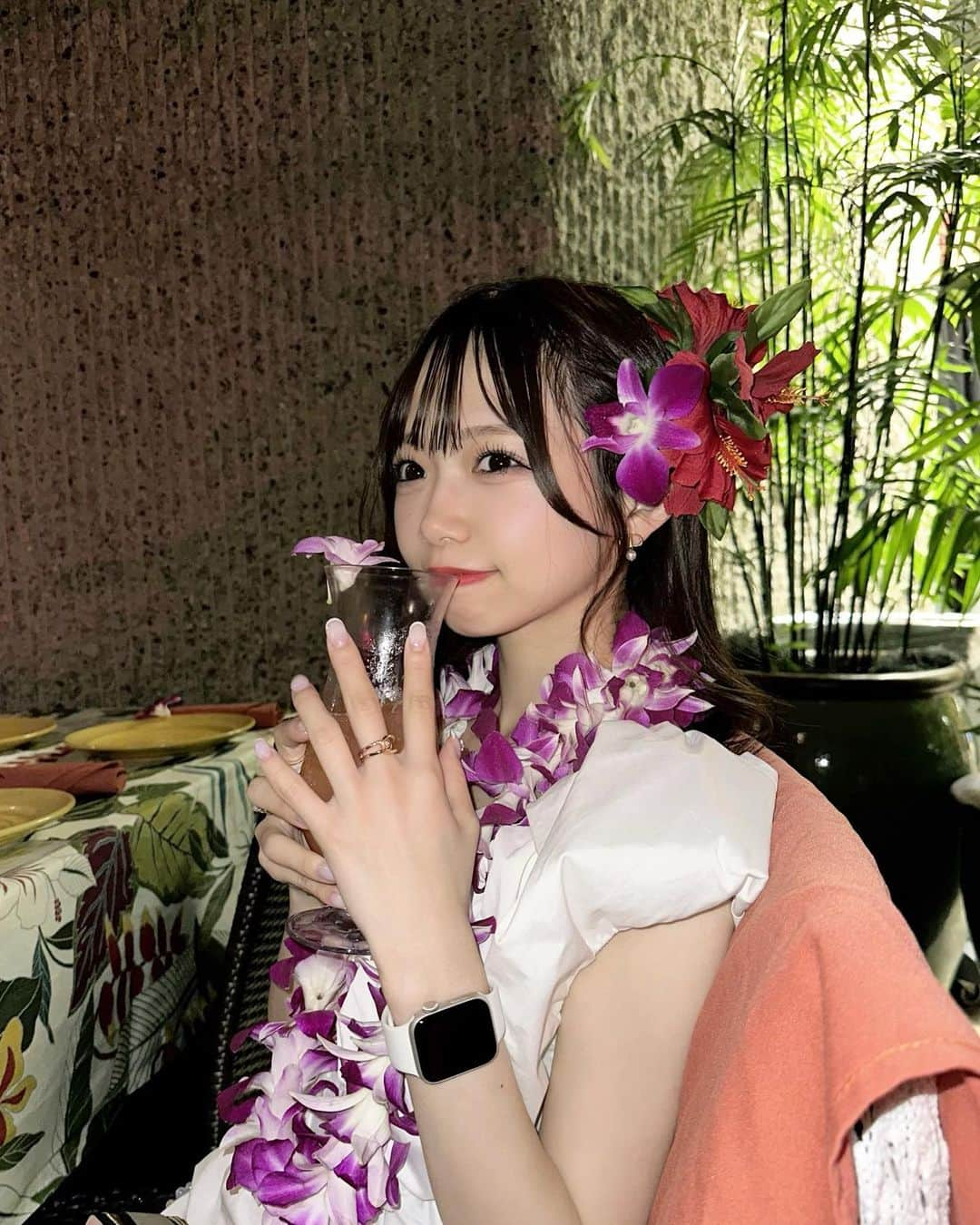 畑美紗起のインスタグラム：「ハイビスカス似合ってる？🌺 それより、まつ毛が綺麗ですね？👀笑  赤いハイビスカスは買ったんだけど、 生花のハイビスカスちゃんはいただいたので 両方つけてもりもりになった😅✨✨  ハイビスカスの似合う女になりたい〜☀️(？)  このジュースすんごく美味しかったんだけど なんていう名前なのかがわからない🍹  (3枚目、わたしだけノンアルにしたからお花つき)  (髪の毛ぼさぼさでごめんなさい！)  #ハワイ #ハワイ旅行 #家族旅行 #hawaii #trip #shooting #me #instagood #畑美紗起」