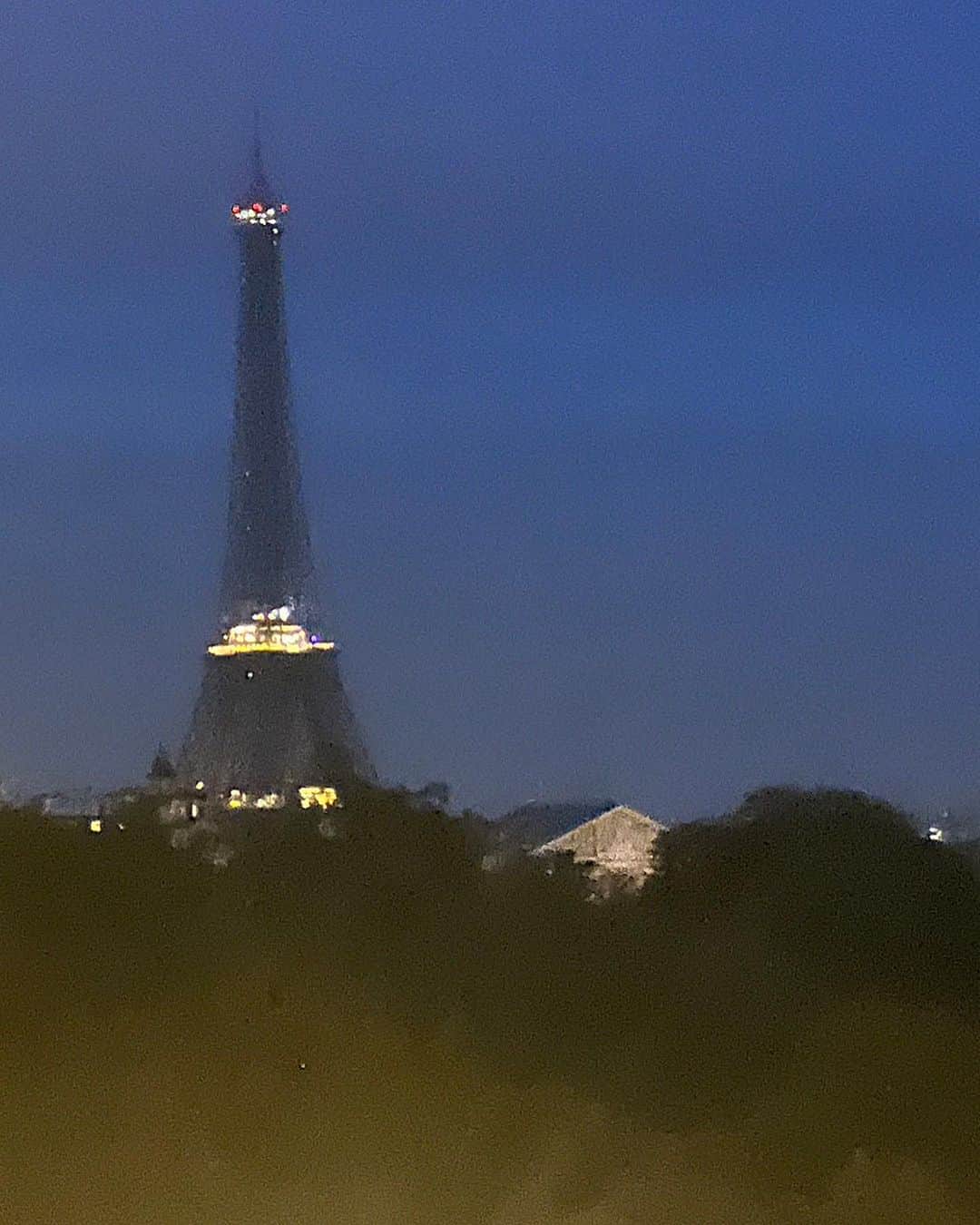 キャシー中島さんのインスタグラム写真 - (キャシー中島Instagram)「昨日はカフェでディナーでした。 大好きなカフェビエノワ❤️ あーー〜今パリにいるー〜〜❣️嬉しい❣️  時差があるので部屋に帰ったらバタンキューと寝ちゃいました。  そして日本時間の朝8時過ぎに目が覚めちゃった。  パリの午前1時、外を見ると エッフェル塔のシルエットが素敵！ もう一回寝なきゃと頑張って、  目が覚めたのはパリ時間の7時❣️ でも外はまだ真っ暗❗️ そうだったわ この季節パリは夜明けが遅くて夜が長かった! 思い出しました。  朝1番の私、何か違和感ありませんか？ 実は目を病みました。 昨日の飛行機の中から✈️左目だけ涙が出て止まらない！  ホテルに入った頃にはゴロゴロ痛くて、こんな感じは40年ほど前に結膜炎を患った時と似ている‼️ 疲れが目に出たみたいです。 早速薬局で目を洗うのと目薬を買いました。  今朝は目が腫れていたので、右目だけメイクアップをしています。  明日の朝まで調子が悪かったらホスピタルに行ってきます。  全く何と言うことでしょう！ 自力で治るといいなぁ❤️  パリから2時間のドライブでシャンパーニュのエペルネにつきました。 友人のゆみさんとランチです。 モエドシャンドンの持っていた建物がおしゃれなホテルになっていて、レストランがすごく美味しいのですってワクワク❣️😋 早速シャンパンで乾杯🥂 さあ どんなお料理が出てくるのかな？ 楽しみです❤️#キャシー中島#秋のパリ#シャンパーニュ#エペルネ#ドンペリ」10月18日 23時22分 - official_kathynakajima