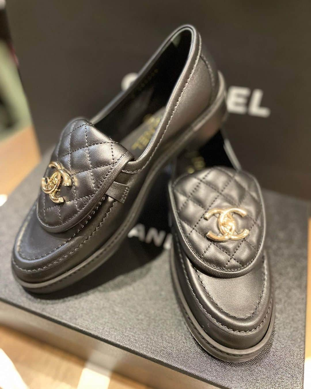 MAYAのインスタグラム：「頑張ったご褒美🙏💕💕 #chanel #ローファー #👞」