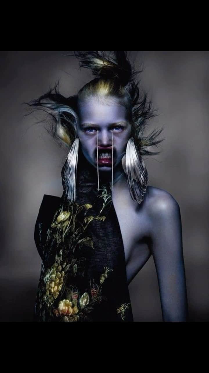 ValGarlandのインスタグラム：「Witch One Are You❓❓❓  @anothermagazine shot by @nick_knight - stylist  @katy_england pieces from @alexandermcqueen - hair @sammcknight1 - makeup @thevalgarland - nails @sophierobson - casting - @jesshallettcast models: @stellaluciadeopito Ariana @aymelinevalade  @romyschonberger @cyriltrehoux Jordan @juliabergshoeff @nika.cole  And all the assistants and production involved 🖤🖤🖤」