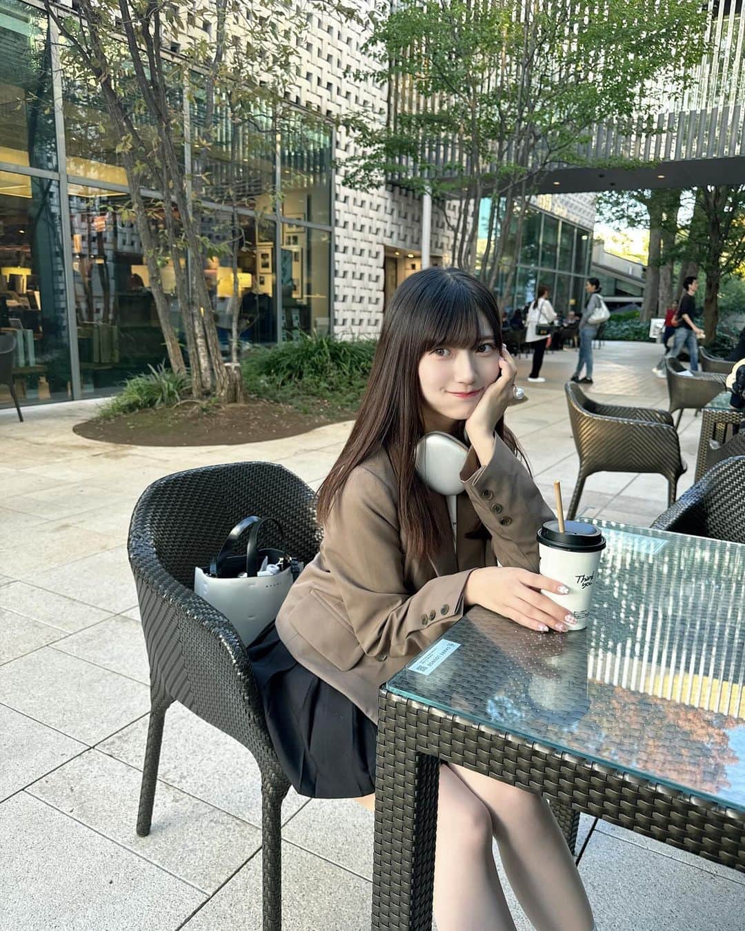 山田麻莉奈さんのインスタグラム写真 - (山田麻莉奈Instagram)「.  最近、アイスコーヒーが本格的に()飲めるようになって とりあえずカフェ行ったらアイスコーヒー頼んでる。 でもホットだと苦味マシマシな気がして まだおいしさわかんないんだー☕️  美味しいコーヒー屋さんおしえてください🐿」10月18日 23時29分 - marina.yamada_324