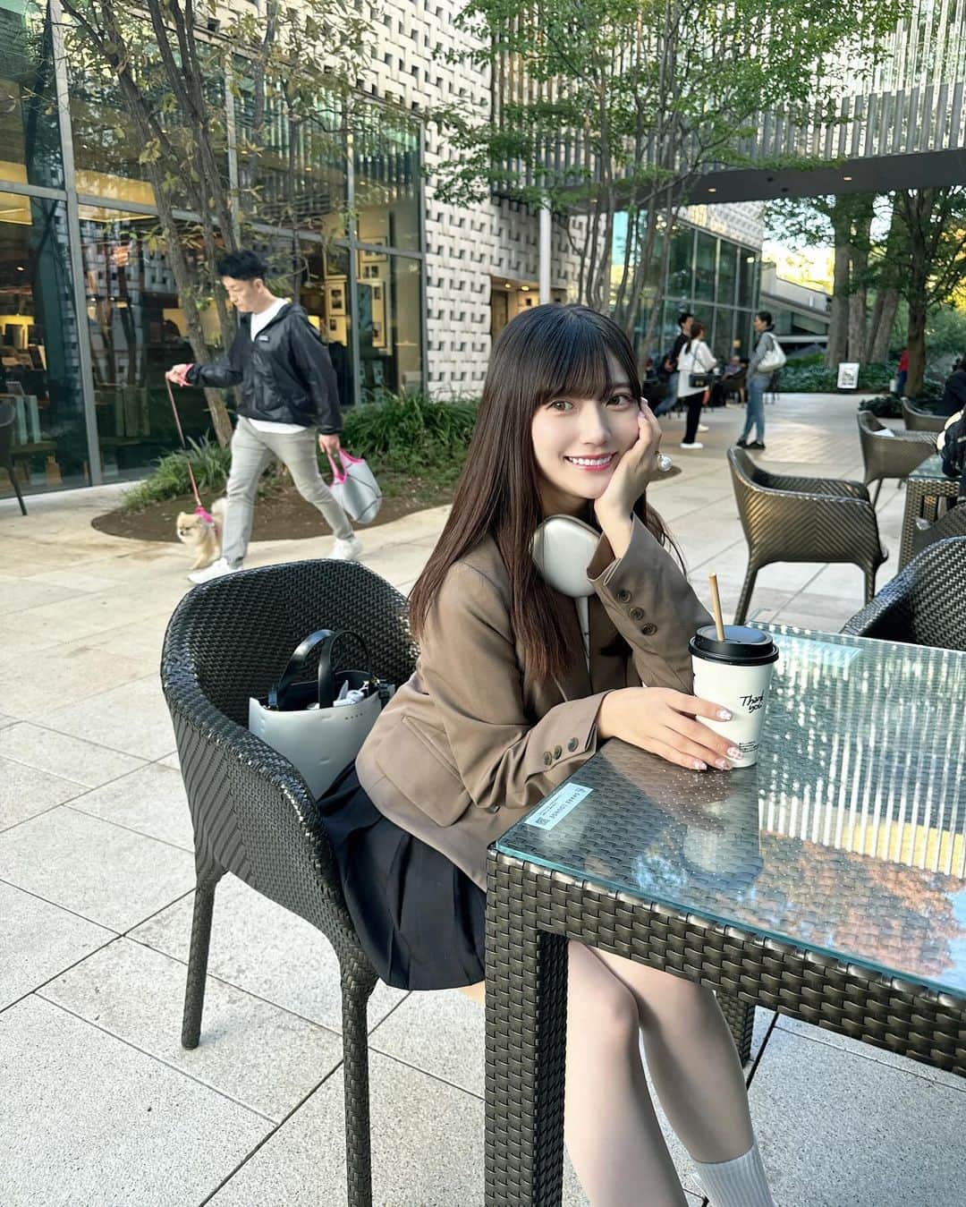 山田麻莉奈さんのインスタグラム写真 - (山田麻莉奈Instagram)「.  最近、アイスコーヒーが本格的に()飲めるようになって とりあえずカフェ行ったらアイスコーヒー頼んでる。 でもホットだと苦味マシマシな気がして まだおいしさわかんないんだー☕️  美味しいコーヒー屋さんおしえてください🐿」10月18日 23時29分 - marina.yamada_324