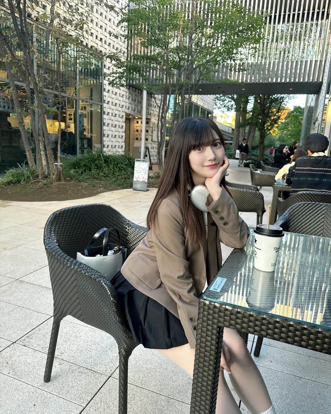 のインスタグラム：「.  最近、アイスコーヒーが本格的に()飲めるようになって とりあえずカフェ行ったらアイスコーヒー頼んでる。 でもホットだと苦味マシマシな気がして まだおいしさわかんないんだー☕️  美味しいコーヒー屋さんおしえてください🐿」