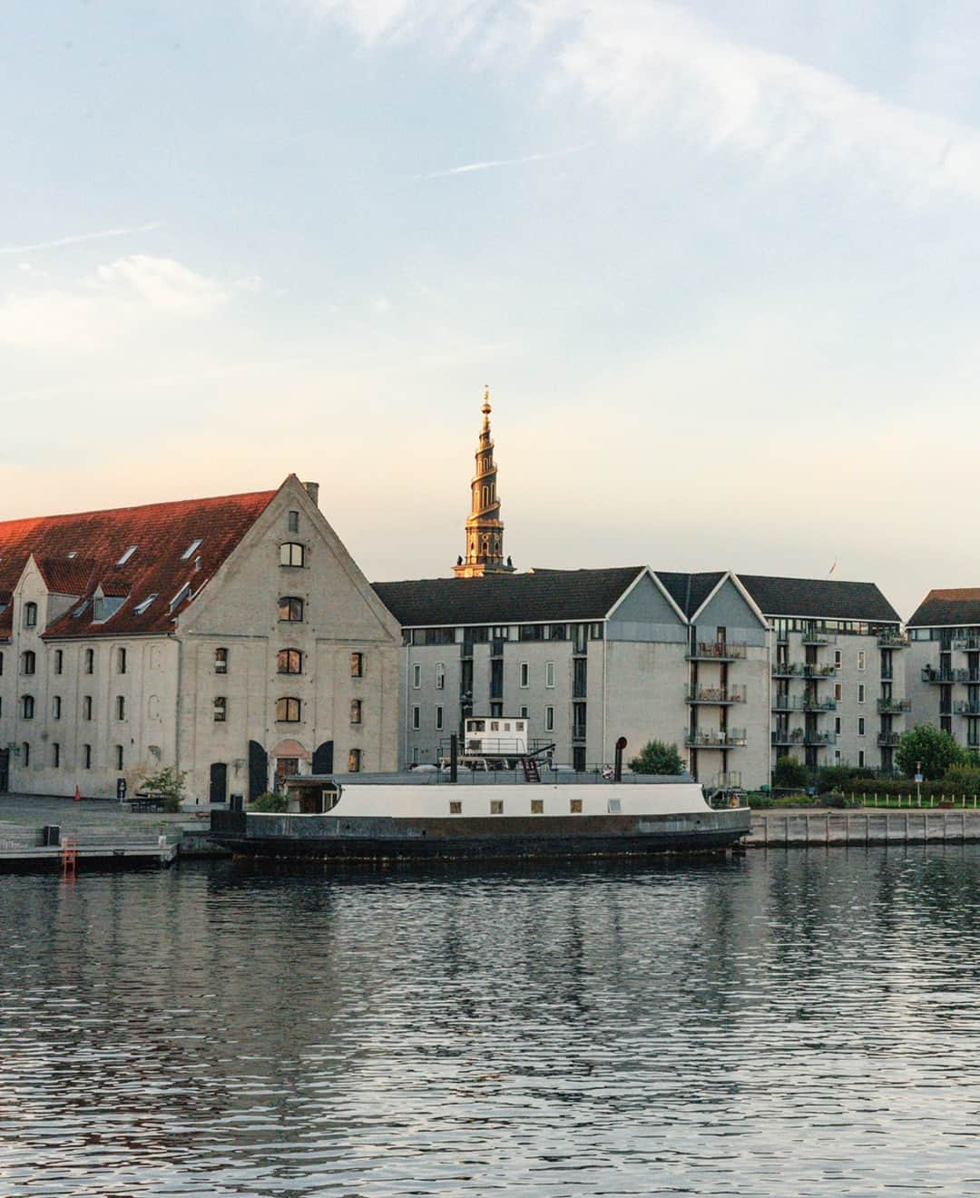 ルフトハンザさんのインスタグラム写真 - (ルフトハンザInstagram)「Copenhagen looks straight out of a movie.  No wonder it was selected as World Capital of Architecture this year. From picturesque buildings to stylish locals and heavenly sunsets by the pier, you won't be short any beautiful sights here.  Swipe for a glimpse of our camera roll, and don't forget to save this post for your next visit.  1. Nyhavn 2. The harbor of Copenhagen from Inderhavnsbroen 3. Superkilen Urban Park in Nørrebro 4. Tower of the Church of Our Saviour in Copenhagen 5. Archutecture in Downtown Copenhagen 6. Strolling along the old town 7. Walking up the Round Tower 8. Views over the city from the top of the Church of Our Saviour 9. Copenhagen Opera House  #Lufthansa #SayYesToTheWorld #Copenhagen」10月18日 23時30分 - lufthansa