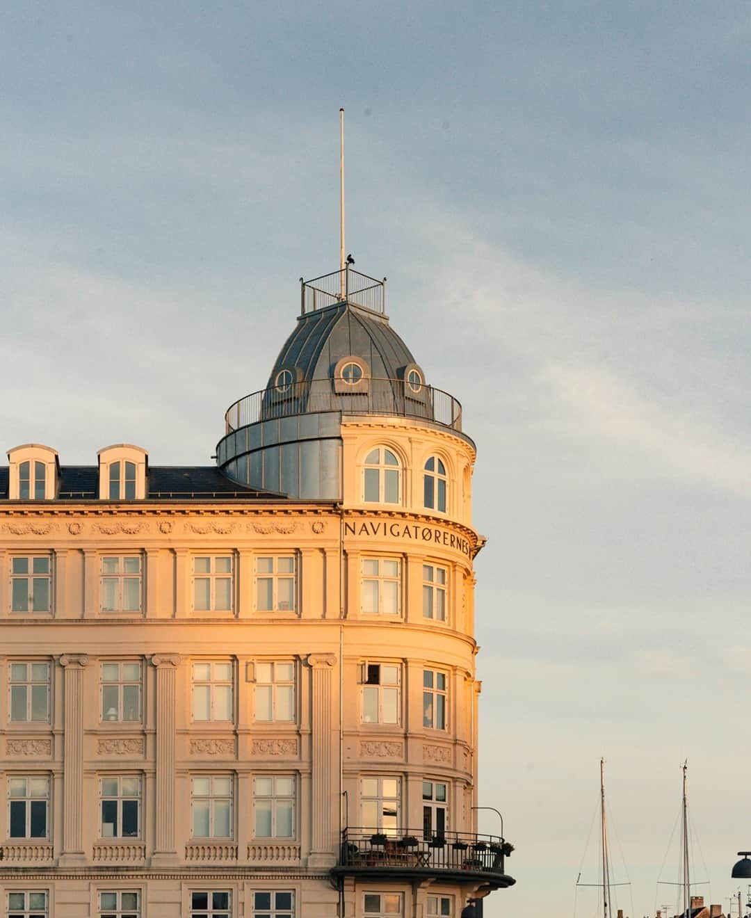 ルフトハンザさんのインスタグラム写真 - (ルフトハンザInstagram)「Copenhagen looks straight out of a movie.  No wonder it was selected as World Capital of Architecture this year. From picturesque buildings to stylish locals and heavenly sunsets by the pier, you won't be short any beautiful sights here.  Swipe for a glimpse of our camera roll, and don't forget to save this post for your next visit.  1. Nyhavn 2. The harbor of Copenhagen from Inderhavnsbroen 3. Superkilen Urban Park in Nørrebro 4. Tower of the Church of Our Saviour in Copenhagen 5. Archutecture in Downtown Copenhagen 6. Strolling along the old town 7. Walking up the Round Tower 8. Views over the city from the top of the Church of Our Saviour 9. Copenhagen Opera House  #Lufthansa #SayYesToTheWorld #Copenhagen」10月18日 23時30分 - lufthansa