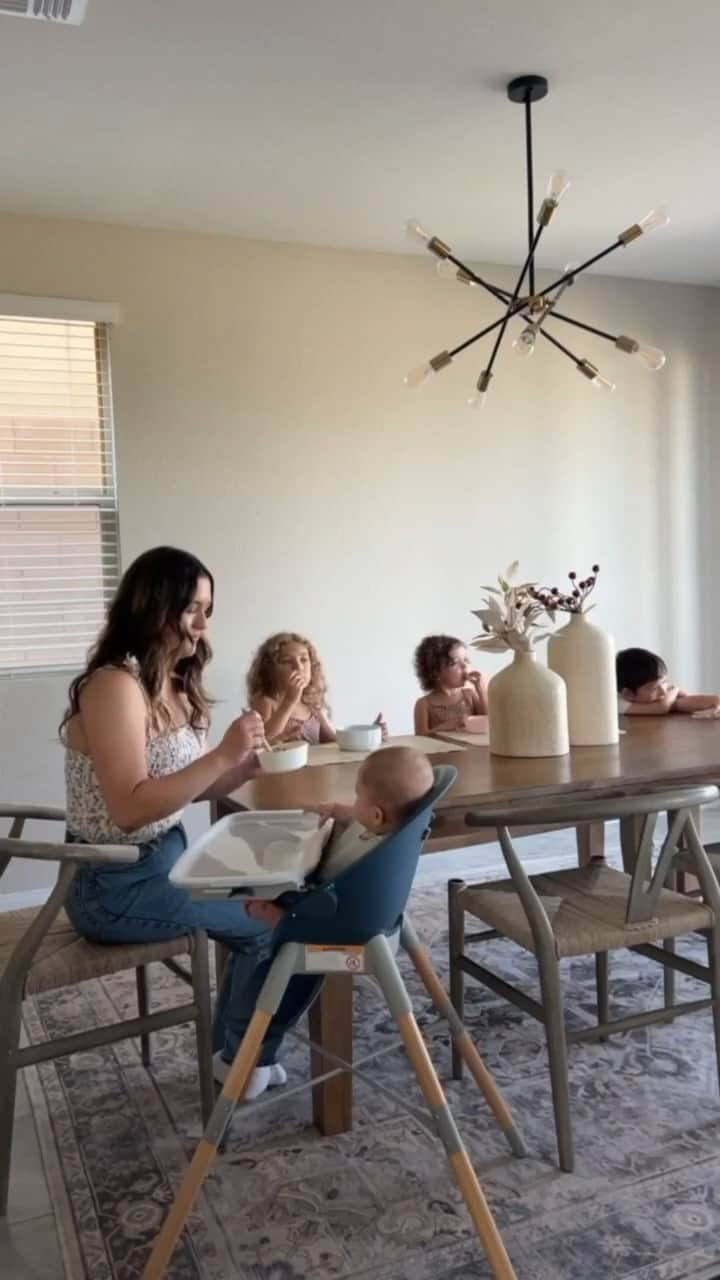 Skip Hopのインスタグラム：「Juggling baby & dinner prep on busy fall nights with the fam can be—dare we say—easy! 🙌 @marinaaafranco shows how it’s done (with a little help from us)! 💯  🎥-@marinaaafranco  #skiphop #musthavesmadebetter #familytime #familydinner #fallfamilyfun #babyseat #mealtime #besthighchair」