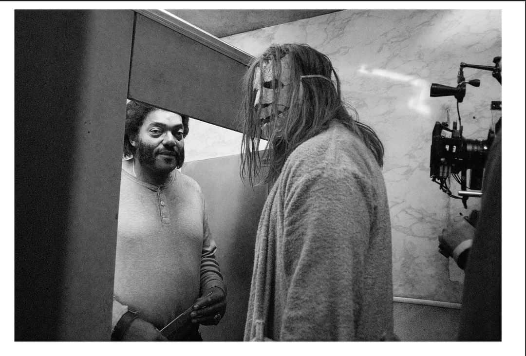 ロブ・ゾンビさんのインスタグラム写真 - (ロブ・ゾンビInstagram)「Behind the scenes on Halloween. The calm before the storm with @kenforee8 and @therealtylermane . #robzombie #halloween 🎃🎃🎃🎃🎃」10月18日 23時32分 - robzombieofficial