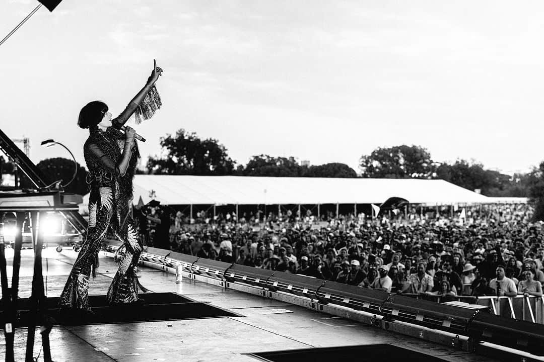 ヤー・ヤー・ヤーズさんのインスタグラム写真 - (ヤー・ヤー・ヤーズInstagram)「Twice is nice @aclfestival 🤠 Thanks for a great two weekends in one of our fav cities to play 🖤  📷 1-2, 4, 6, 8, 10 @poonehghana  3 @jackieleeyoung  5 @ismaelquintanillaiii  7 @charles.reagan  9 @little_vampire」10月18日 23時43分 - yeahyeahyeahs