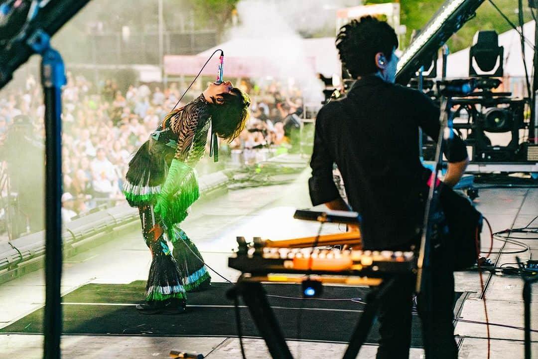 ヤー・ヤー・ヤーズさんのインスタグラム写真 - (ヤー・ヤー・ヤーズInstagram)「Twice is nice @aclfestival 🤠 Thanks for a great two weekends in one of our fav cities to play 🖤  📷 1-2, 4, 6, 8, 10 @poonehghana  3 @jackieleeyoung  5 @ismaelquintanillaiii  7 @charles.reagan  9 @little_vampire」10月18日 23時43分 - yeahyeahyeahs