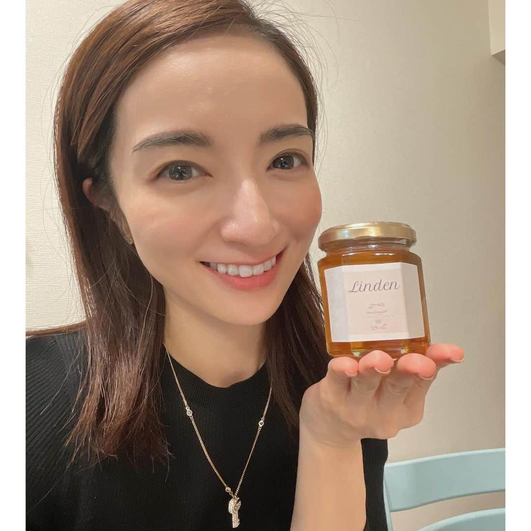 Mayuko Watanabe 渡辺真由子のインスタグラム：「何回かインスタにも書いてる気がしますが笑、 私はハチミツ大好き♡ 特に冬場は免疫アップのためにスプーン1杯毎朝口にしたり、基本的に料理は全てハチミツを使っていたり🥰 ハチミツってどのお花のハチミツによっても味が違っているので奥が深いんです😊 これは甘みが強いなとかサラッとしているなとか色々あります👍 健康のために積極的に摂っているハチミツなので、理想はその中でも本当に良いハチミツ🍯✨ 　のハチミツは、 ・抗生剤不使用 ・残留農薬不検出 ・残留放射能不検出 (全項目、専門機関による検査にて確認済み) ・非加熱の生ハチミツ でホンモノのハチミツと知りました🥰 実際舐めてみると種類によって少しずつ味は違いますが、濃厚で甘くてとても美味しい😍 生で食べる習慣があるなら絶対にどのハチミツを摂るかはこだわって欲しい🥹✨ 先日も書いた来週25日に開催されるVIOマルシェで全種類お試し&販売されるそうなのでぜひチェックしてみてください🎵 先着50名にはサンプルももらえるそうですよ♡  ーーーーViOフェス概要ーーーー ■日時 2023年10月25日（水）12:00～18:00　　　　　　 2023年10月26日（木）11:00〜18:00 ■場所 六本木ヒルズ　「ハリウッドホール」 ハリウッドビューティープラザ5階 ※zaraが入っているビルです ■入場：無料（お子様連れOK・ベビーカー可）  ※出店ブランドやイベント情報は「@vio_organic」 にて随時ご紹介。 “優木まおみさん”や”Dream Ayaさん”によるイベントもございます！  @hana_honey_life  @hana_honey_life _shop @vio_organic  #国産ハチミツ #抗生剤不使用 #生ハチミツ #本物のハチミツ #オーガニック #サステイナブル #ViOフェス #ViOマルシェ #ヴィオ #pr」