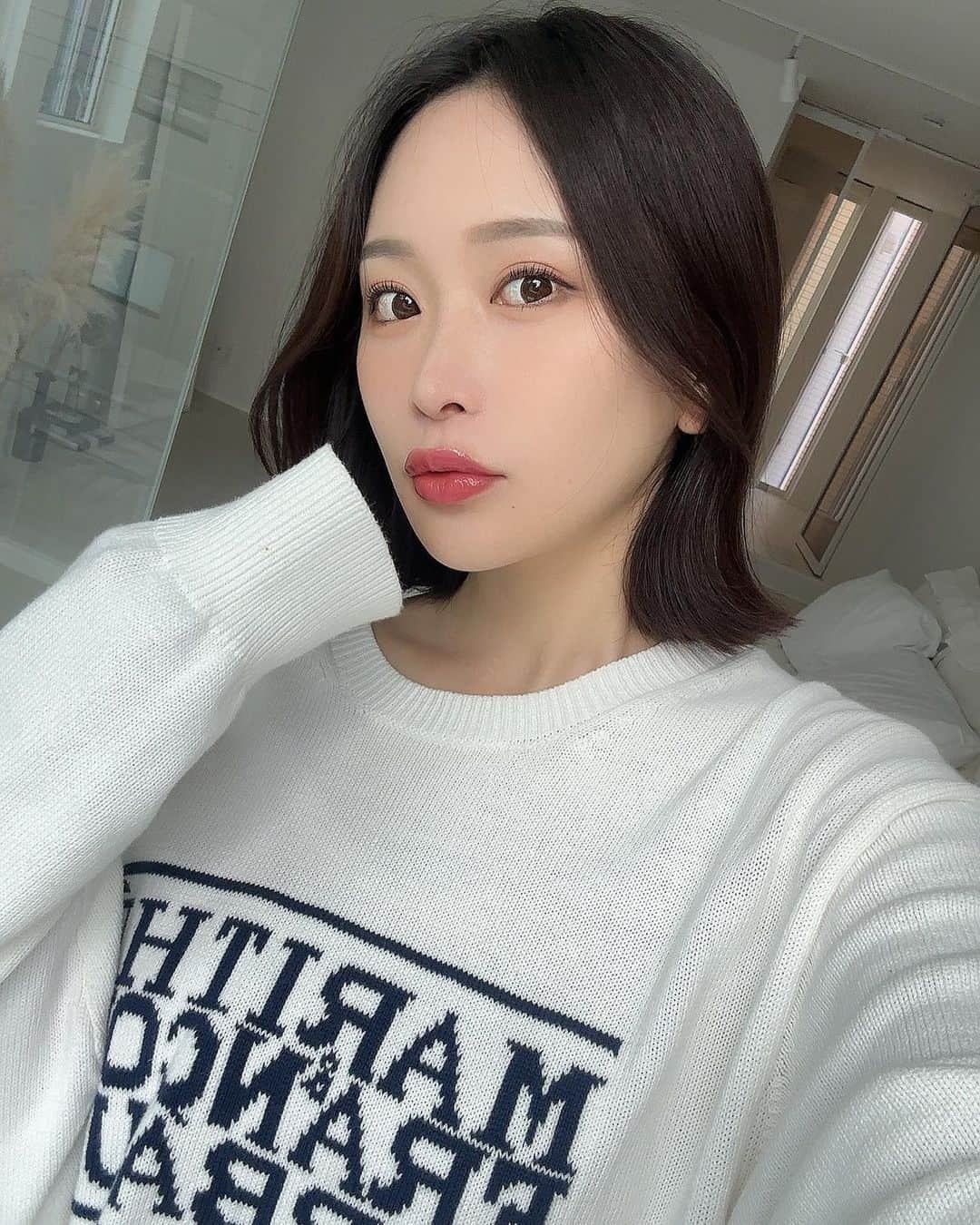 福江菜々華のインスタグラム：「そういえばこの前の渡韓で 人中を短く見せるように 上唇だけにヒアルロン酸を少し入れてみた！ . ナチュラルに上唇が上がって良い感じ♪ . 唇にヒアルロン酸入れるの痛かったけど 看護師さんが手を握ってトントンしてくれて なんとか耐えれた🥹✨ . 看護師さんも先生も優しいし 日本人の通訳さんもいて安心して施術を受けられるよ🙆‍♀️ . そして今回は @eternal_b.jp の エージェンシーを通して予約しました🪞✨ . エージェンシーを通すと普通に予約するよりも 安くお得になることがあるのでチェックするべき！ . 今回"私の投稿を見た"で予約すると スタバチケットをプレゼントしてくれるみたいです🎀 ※施術費用3万円以上の方のみ . #PR#韓国#韓国旅行#渡韓#韓国美容」