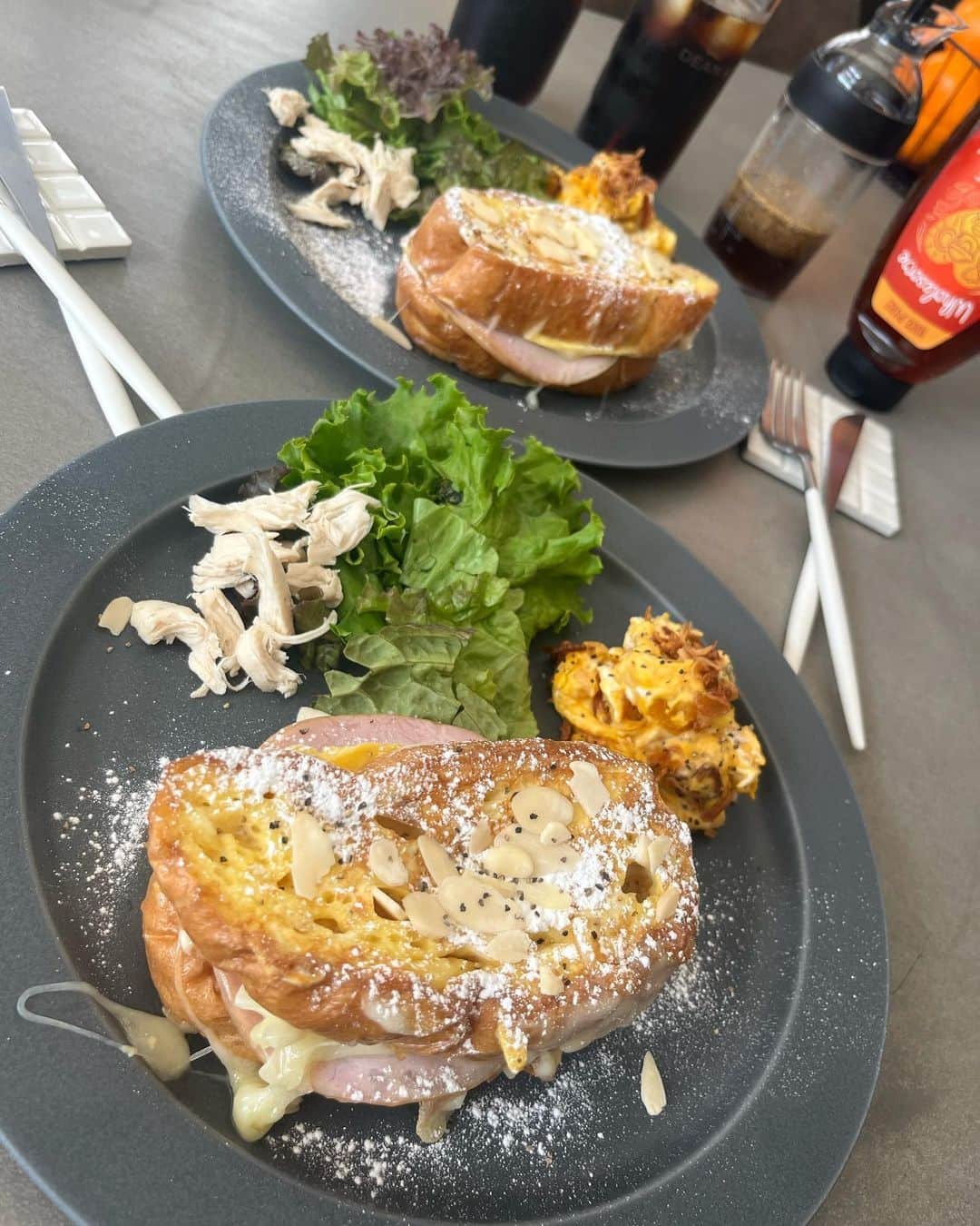 NANAのインスタグラム：「今日博多に帰っちゃうひなせの親友とひなせに朝ごぱん🥖  ひなせママのかぼちゃサラダずっと食べたかったって言ってくれて良かった☺️🫶  甘塩っぱいフレンチトーストサンド作ったよ🥪ハムチーズは間違いない😋  美味しい美味しいって言ってくれて嬉しかった♡  またいつでも来てね😇  #lifestyle#breakfast#フレンチトーストサンド#フレンチトースト#ワンプレート#おうちごはん#おうちカフェ#かぼちゃサラダ#朝ごぱん#朝食#モンテクリスト#モンティクリスト」