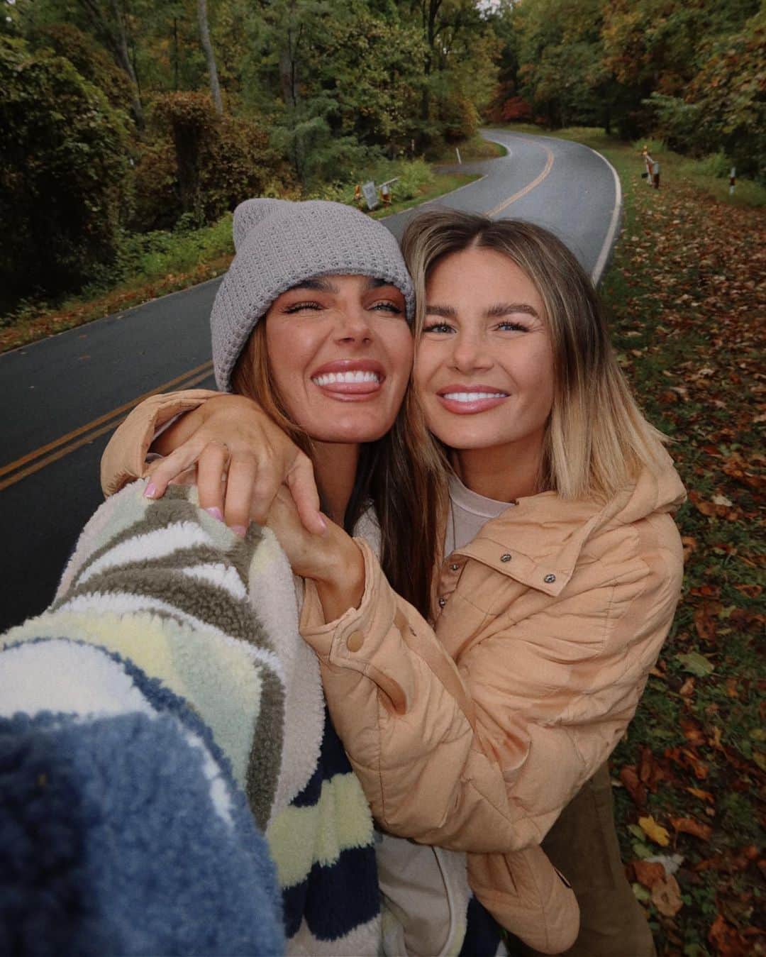 Amber Fillerup Clarkさんのインスタグラム写真 - (Amber Fillerup ClarkInstagram)「Such an amazing few days with @fpmovement and the coolest women ever (peep the hyping up in the video 😭.. that was every girl every photo being taken!!!) we got to hike in Shenandoah National Park and do all the outdoorsy thinggggs ahhh it was ✨ I’m honored to have been invited on this trip!!!! #fpmovementpartner @hoka @shenandoahnps」10月19日 10時38分 - amberfillerup