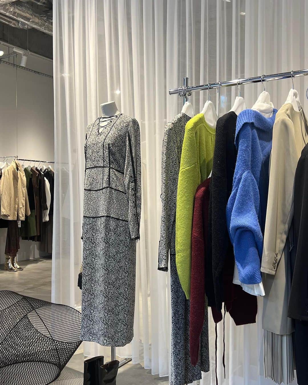 otona MUSEのインスタグラム：「本日10月19日Ameri VINTAGE代官山店が移転リニューアルオープン💜 昨夜はいち早くオープニングレセプションに行ってきました。  場所は代官山駅すぐ近くにオープンした施設 Forestgate Daikanyama MAIN棟  前よりも広くなり洗練された店内にはAMERI オリジナル商品だけではなく、ライフスタイルに寄り添ったセレクト商品やスキンケアブランドもラインナップ。  リニューアルオープン記念の代官山店限定アイテムの発売、スキンケアブランド「soel」とのコラボレーションアイテムなど特典や限定ノベルティもあるみたいだからお店に遊びに行ってみてくださいね🥰  詳しくはアメリ代官山店をチェック💫 @ameri_daikanyama   @amerivintage  #ameri #ameri_daikanyama #amerivintage #pr」