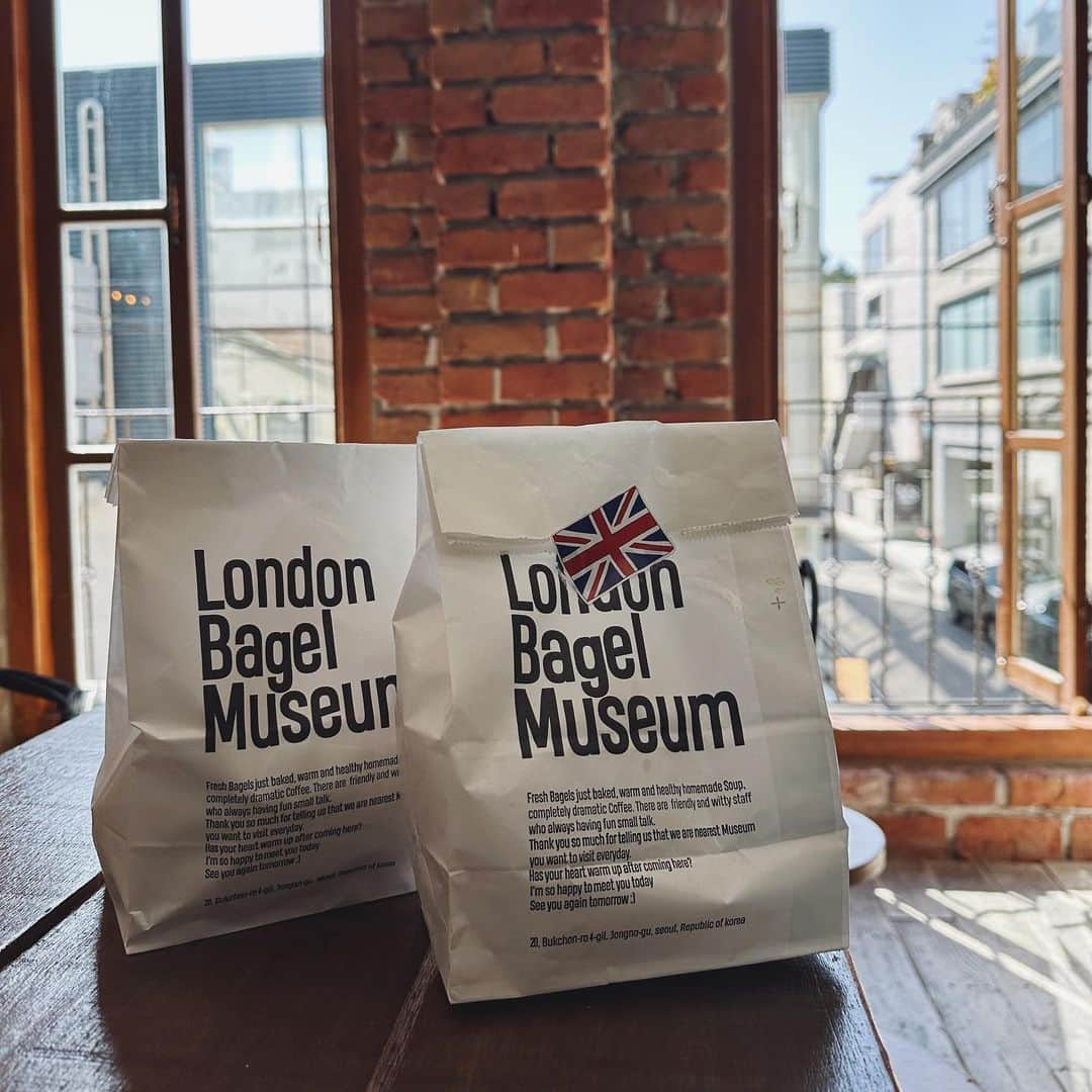 akipanda626さんのインスタグラム写真 - (akipanda626Instagram)「. @london.bagel.museum 🥯🥯🥯 いったいいつまで続くのってくらい 大人気のお店🫱🏻 店舗によってはイートインディズニー並みに待つらしいとも聞いていたので 近くまできたからお店だけ見てみよって感じで寄ったら 40分待ちくらいだったのでエントリーすることに☺️☺️ 　 韓国の電話番号がなくてもメールアドレスで 順番待ちできるシステムがあったよ🫶🏻🤎 　 ちなみ私が行ったのは島山店で平日木曜日の10時半ごろ🫡 ご参考までに😌😌😌 　 待ち時間の間にチュロス食べてたので 普通に食べきれなくてテイクアウトしたお🤟🏻 　 ソフトなベーグルで味も美味しかった🥹🥹 もっとはらぺこなときにいきたい 　 　 #渡韓中にはらぺこな時なんてない 　 　 #londonbagelmuseum  #londonbagelmuseumdosan  #韓国旅行」10月19日 9時07分 - akipanda626