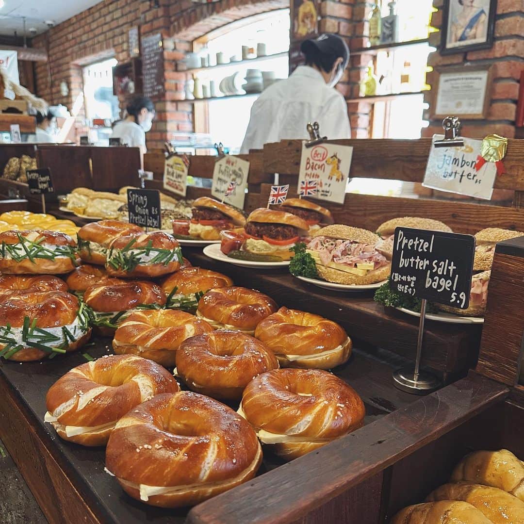 akipanda626のインスタグラム：「. @london.bagel.museum 🥯🥯🥯 いったいいつまで続くのってくらい 大人気のお店🫱🏻 店舗によってはイートインディズニー並みに待つらしいとも聞いていたので 近くまできたからお店だけ見てみよって感じで寄ったら 40分待ちくらいだったのでエントリーすることに☺️☺️ 　 韓国の電話番号がなくてもメールアドレスで 順番待ちできるシステムがあったよ🫶🏻🤎 　 ちなみ私が行ったのは島山店で平日木曜日の10時半ごろ🫡 ご参考までに😌😌😌 　 待ち時間の間にチュロス食べてたので 普通に食べきれなくてテイクアウトしたお🤟🏻 　 ソフトなベーグルで味も美味しかった🥹🥹 もっとはらぺこなときにいきたい 　 　 #渡韓中にはらぺこな時なんてない 　 　 #londonbagelmuseum  #londonbagelmuseumdosan  #韓国旅行」