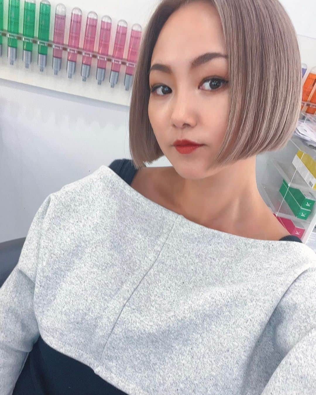 亜弥のインスタグラム：「🫶🏾 いつも何も言わずに完璧なカラーにしてくれる✨ ヘアーを撮ってるのにキメ顔のゲンにしか目が行かないのは私だけかしらw🤣 💆🏼‍♀️thank you @gen.0212   福岡にお住まいの皆様💓 Lapis福岡店もあるので是非行ってね🫶🏾  #hair #haircolor  #bobhairstyles  #ボブヘアー」