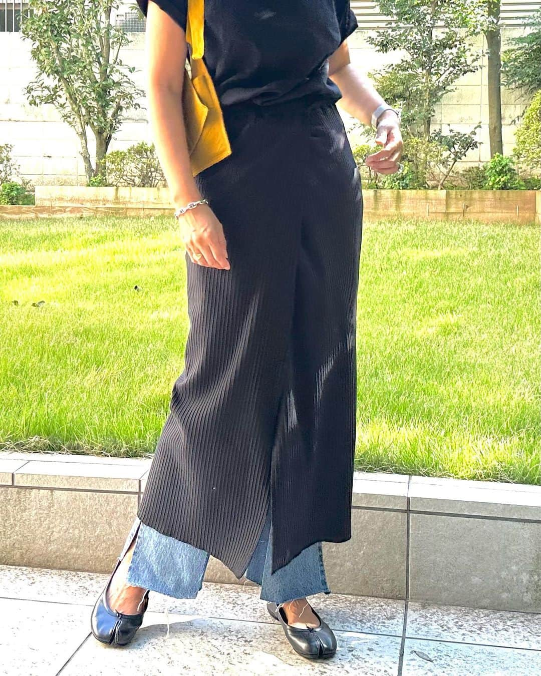 李ヒャンさんのインスタグラム写真 - (李ヒャンInstagram)「Op/ T OP(black) Pants/ HALF&HALF DENIM PANTS Bag/ EPRON BAG(yellow) ウェストにゴムが入ったTワンピ。 1枚でTシャツにリブスカートを合わせたように見えちゃうシンプル万能ワンピです。 柔らかいリブ素材のスカート部分はラップスカート仕様になっているのでパンツ合わせもオススメです。 ゴムの位置はお好みで調整していただけるので低身長の方にも対応できるかと思います。 久々のリメイクデニムはチラ見せしても可愛いディテール満載♡ エプロンバッグは腰巻きスタイルだけではなく紐を結んでショルダーバッグとしても使えます👍  *予約特典ありの予約会は23日(月)21時までです。  #fashion #style #dailyfashion #casualstyle #remake #herfee #herfee2024ss #herfee_official」10月19日 9時20分 - 73hyang