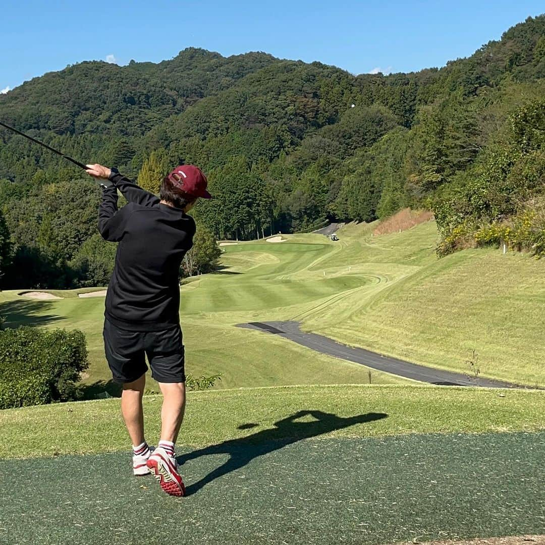 kouzuma ショートマスターさんのインスタグラム写真 - (kouzuma ショートマスターInstagram)「3か月振りの芝刈り。。  一回もクラブ握ってなかったけたど、、笑  まぁまぁだなぁ⛳️  練習しよーかな😅  行きも帰りも仕事の話。 終日ゴルフしながらの 仕事話。どこにいてもそれしか無い。。笑笑 運転ありがとう😊 #ゴルフ  #ゴルフ好きな人と繋がりたい  #福岡から夜中帰っての朝5時起き #からの懇親会まで仕事の話」10月19日 9時12分 - kouzuma