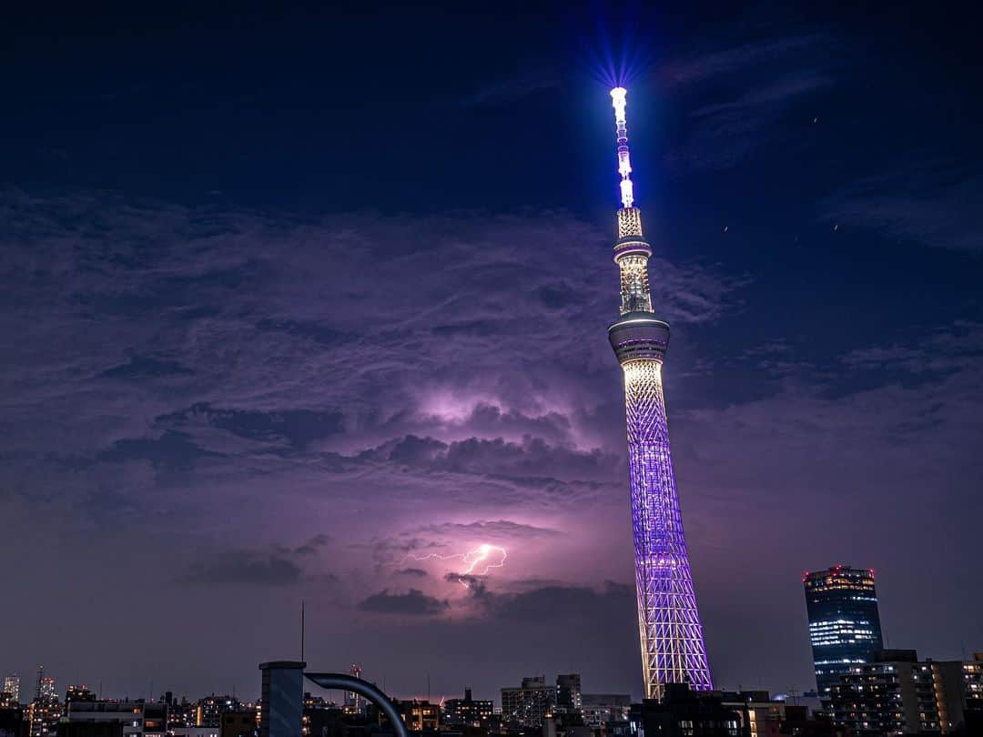 墨田区さんのインスタグラム写真 - (墨田区Instagram)「遠雷とスカイツリー🗼⚡ 雅ライティングの東京スカイツリーと一緒に、北の空に現れた遠雷🗼⚡☁️ 夜の８時過ぎ、暗闇に包まれたスカイツリーの背後から突如として織り成された稲妻の美。 雲間から鋭く突き刺すその光は、曇天を瞬間的に明るく照らし、スカイツリーと共に壮大な夜景を描き出しました 🎬📸  撮影者：　#すみだカメラ部10選　@somedsoon  #墨田区#すみだ#sumida#東京#tokyo#わたしのすみだ自慢#これもすみだのシティプロモーション#東京スカイツリー #遠雷 #稲妻 #雅ライティング #夜空 #曇天 #自然の壮大さ #雷光 #東京の夜景 #スカイツリーと遠雷 #写真撮ってる人と繋がりたい#东京晴空塔#도쿄스카이트리 #tokyoskytree」10月21日 19時00分 - sumida_official