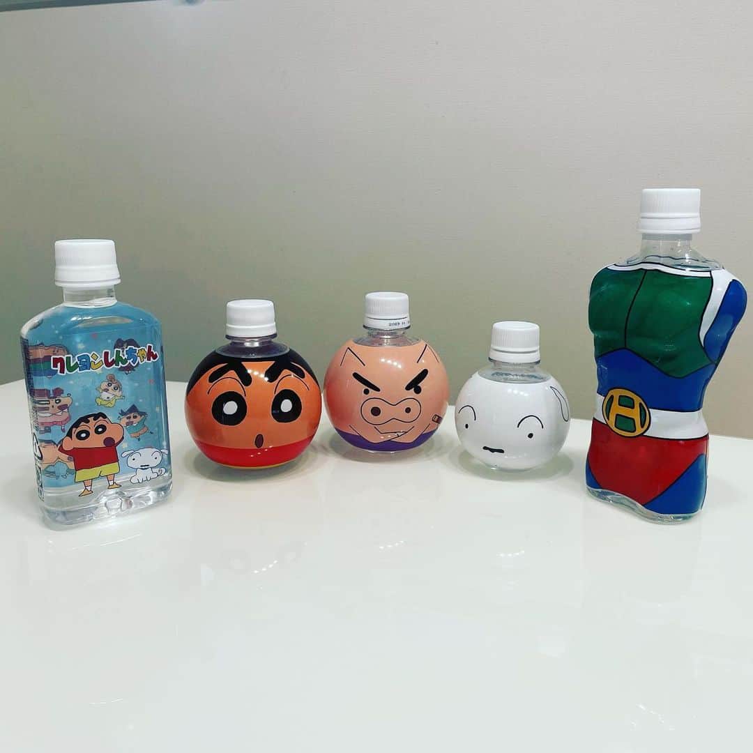 のインスタグラム：「ゆめぱ〜くで買ったしんちゃんグッズ❤️かわいいペットボトル、つい買ってしまいました😭 お気に入りはアクション仮面😆  あと、お弁当グッズも買いました😆🎶息子と一緒に妹たちのお弁当を作ったのですが、しんちゃんのおにぎりラップのおかげで、いつものお弁当がちょっとかわいくなりました🍱 ちなみに、お弁当に欠かせないのは広島ならではの花ソーセージ🌸」