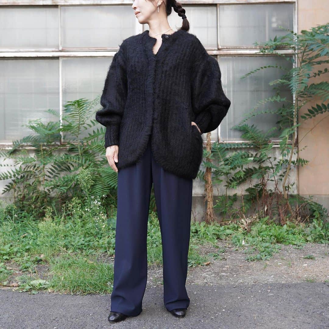 のインスタグラム：「. [CLANE] COLOR MOHAIR SHAGGY CARDIGAN .  毎シーズン人気のモヘアシャギーカーディガン。 オリジナルのモヘア糸を使用した毛足の長いシャギーとボリューム感のある袖デザインがポイントです。  クルミスナップにすることで、ミニマルでモードな印象になり、ボタンを閉めればニットトップスとしても着用できる着回しのきくアイテムです。  REDはベージュをミックスし、土台に黒糸を入れることで奥行きのある色合いにしました。  -  #mawsapporo #MāW #ins_online #clane #sapporo #hokkaido#23aw」