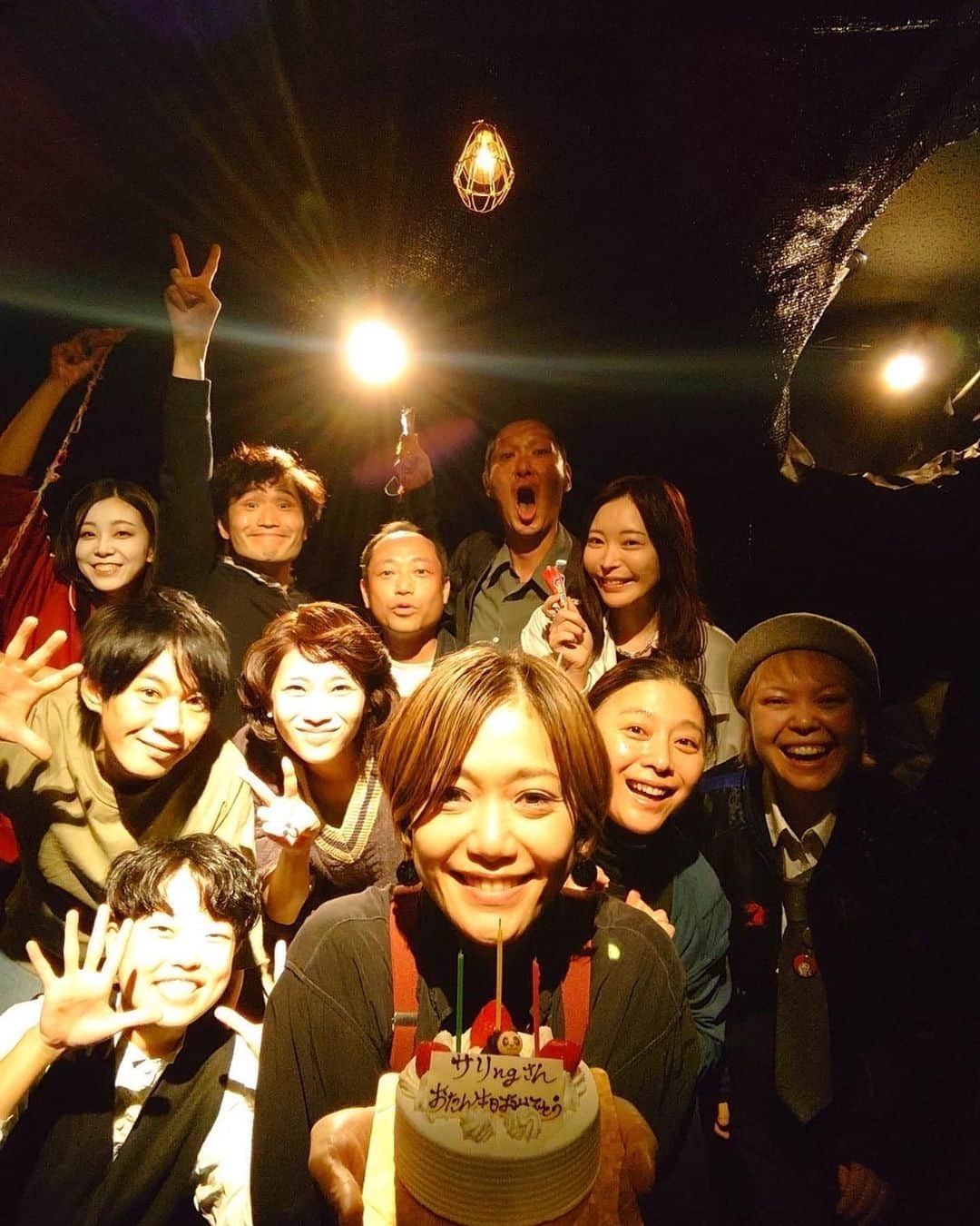 田中良子のインスタグラム：「みんなでこっそりサプライズで集まって サリングさんのお誕生日祝いしました💞 かわいいわあ。かわいい。 10年以上前から知ってますが、見た目変わらないサリングさん。 なんでなんや〜。うらやまC！ サプライズする時って、なんでこちらもめちゃくちゃたのさしいんかなー。  10月ももう終わってしまいます。 こんなに楽しい10月ははじめてやった。 毎日毎日を噛み締めて、明日の本番もがんばるぞぉぉ」