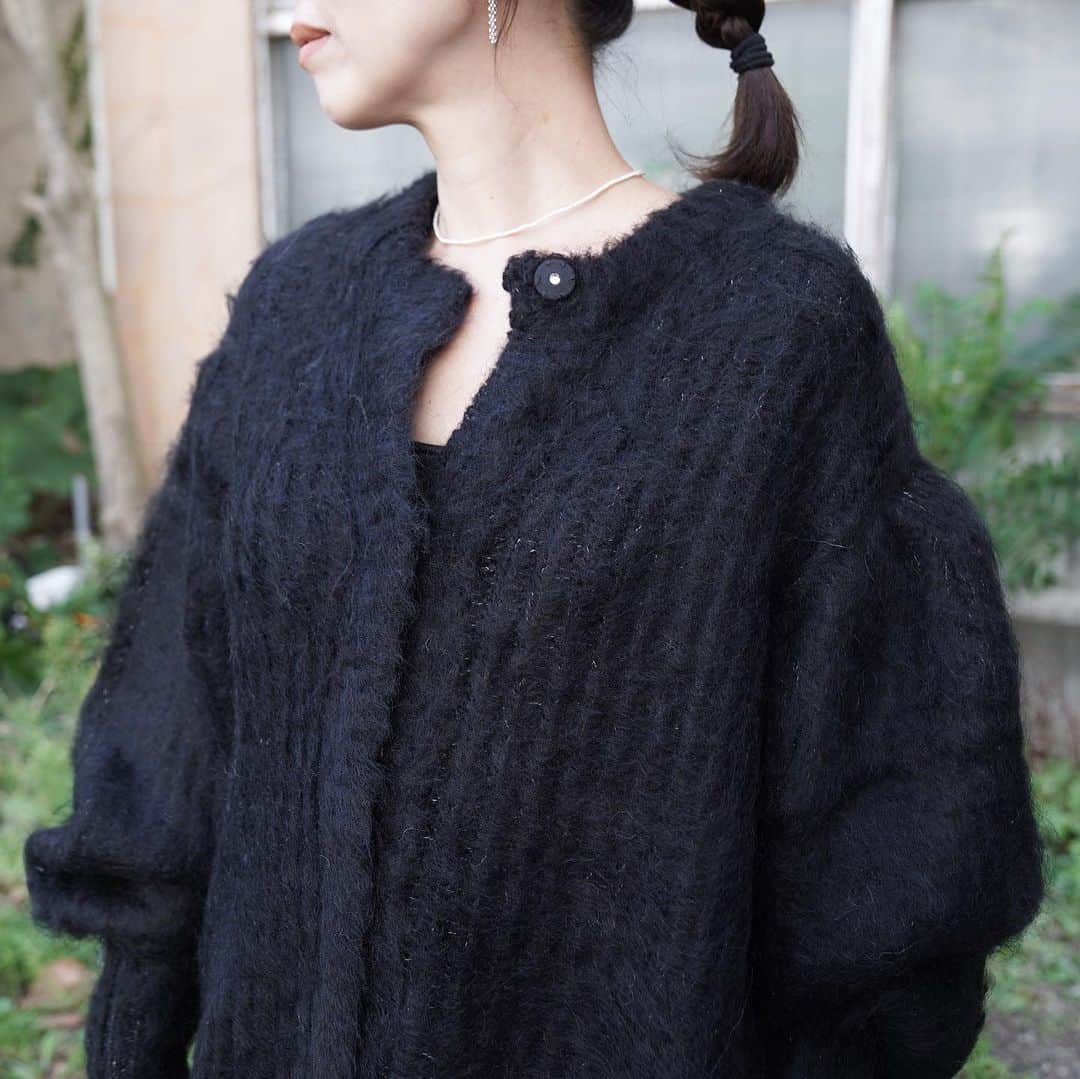 のインスタグラム：「. [CLANE] COLOR MOHAIR SHAGGY CARDIGAN .  毎シーズン人気のモヘアシャギーカーディガン。 オリジナルのモヘア糸を使用した毛足の長いシャギーとボリューム感のある袖デザインがポイントです。  クルミスナップにすることで、ミニマルでモードな印象になり、ボタンを閉めればニットトップスとしても着用できる着回しのきくアイテムです。  REDはベージュをミックスし、土台に黒糸を入れることで奥行きのある色合いにしました。  -  #mawsapporo #MāW #ins_online #clane #sapporo #hokkaido#23aw」