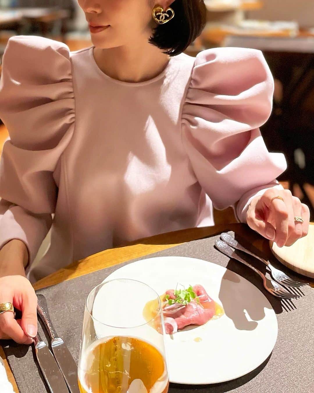 川人未帆さんのインスタグラム写真 - (川人未帆Instagram)「・ Hiramatsu系列の楽しみといえば食事🍽️😚 二日目はホテル内のイタリアンを。 (フレンチは年齢制限あり) どれも美しくて美味しくて、大満足😚 娘も子供用のハンバーグが美味しかったようで、👍ってしてました🥰 ワイングラスの向こうにぼやけた🍑🕵️がツボ。笑  テーブルに鎮座するやたら存在感のある🐇。 ぱかっと開けると中にはプティフールが😍 大体、もうこれ以上食べれない！ってなってるんだけど、これが全部美味しくて、食べてしまうのです😂  ディナーの時着たのは、 お気に入りのトップス。柔らかくて暖かくてストレッチが効いていて、お尻も隠れてインもできて、、万能。笑 黒パンにローファー合わせただけの楽ちんスタイルだったけど、 華やかになりました🥰 娘もこのチェックドレス気に入ってくれていて、親としてもとっても可愛い😍  #mihoktrip_karuizawa  #mihoktrip」10月19日 9時29分 - miho0319kawahito