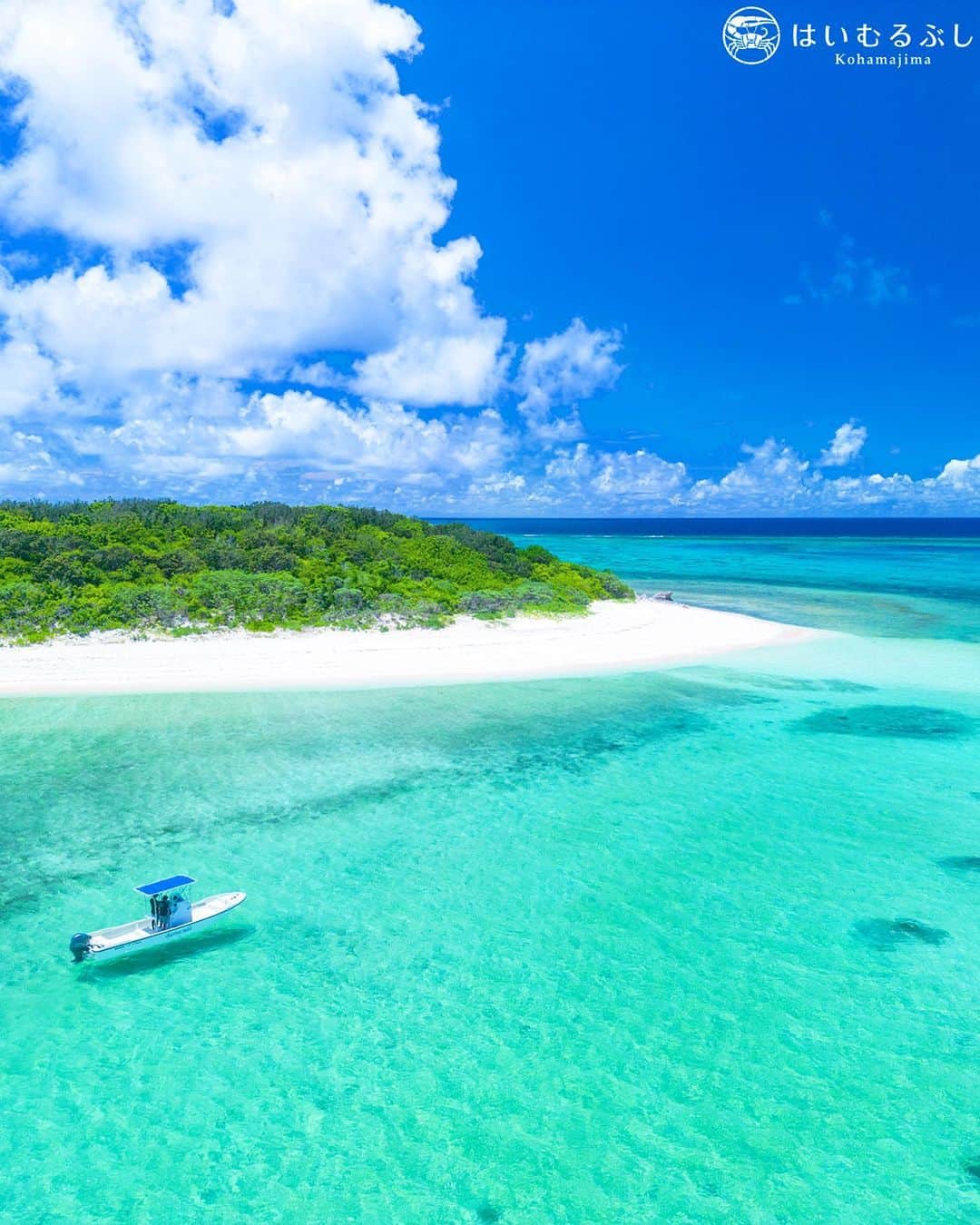 HAIMURUBUSHI はいむるぶしのインスタグラム：「小浜島・はいむるぶしから癒しの風景をお届けします。 小浜島の南西約13kmに位置する新城島。 上地島と下地島の二つの島からなり、離れた島と書いて「離島=ぱなり」の愛称で呼ばれる美しい島と海… 写真は下地島の最西端の砂浜。 #沖縄 #八重山諸島 #離島 #砂浜 #サンゴ礁 #海 #旅行 #絶景 #新城島 #ぱなり #小浜島 #リゾート #ホテル #はいむるぶし  #japan #okinawa #island #coral #sea #beach #drone #boat #travel #resort #hotel #haimurubushi」