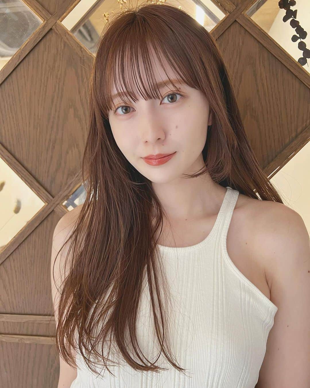 兼井遼のインスタグラム：「柔らかくほつれるヘア😌  ツヤのある 暗くても透明のある カラーならお任せください☺️  10月のご予約も まだまだお取りできます🙇🏻  ご質問などは コメントにてお問い合わせください！😌  #ケアカラー  #ヘアアレンジ  #ケアダブルカラー  #巻き方  #髪質改善カラー  #イルミナカラー  #ミルクティーベージュ #グレージュ  #ケアブリーチ  #ハイライトカラー  #ハイトーンカラー  #ブリーチ  #ダブルカラー   #インナーカラー  #オリーブアッシュ  #グラデーションカラー  #グレージュカラー  #ツヤトーン  #パーマ  #艶髪  #外国人風  #髪質改善トリートメント  #くびれヘア  #シースルーバング  #髪質改善  #ラベンダーグレージュ  #オリーブグレージュ  #トリートメント  #ヘアアクセサリー　#インナーハイライト」