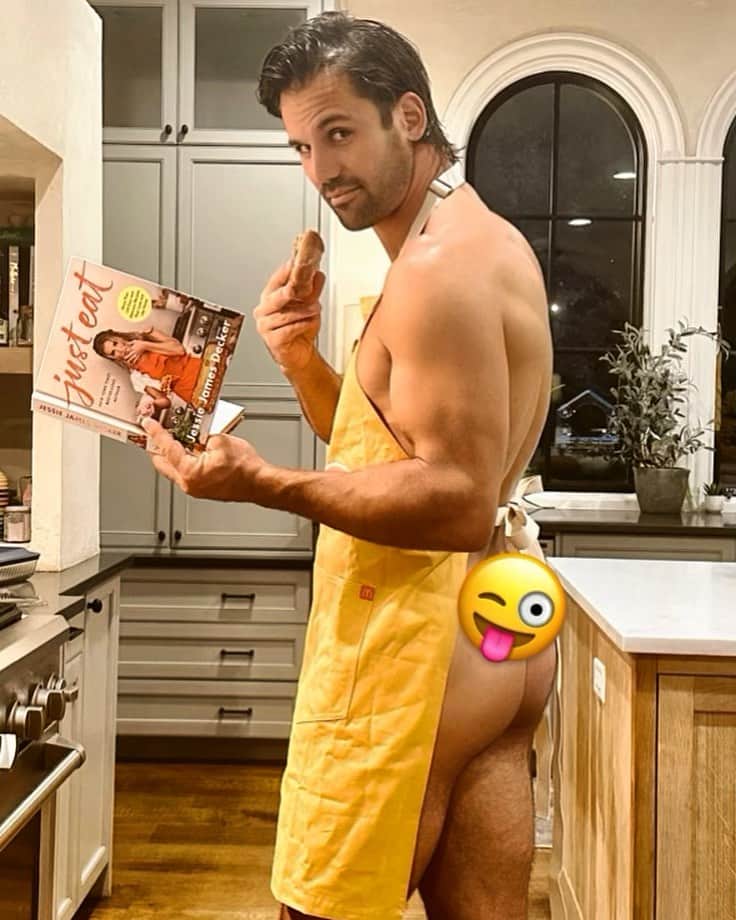 Jessie Jamesのインスタグラム：「To celebrate one week of “Just Eat” being out I know I promised we would do another cheeky Eric cookbook photo 😂so in honor here it is and Eric also made his chicken chili tonight and let me say, yum yum yum!!! I love seeing all your stories and posts of all the dishes y’all are making!!! They look gorgeous!!!! Thank you for all the love🫶🏼😋❤️ link in bio to snag if ya haven’t or head to Target. They have the most beautiful display of my book up front 🥰🥰🥰」
