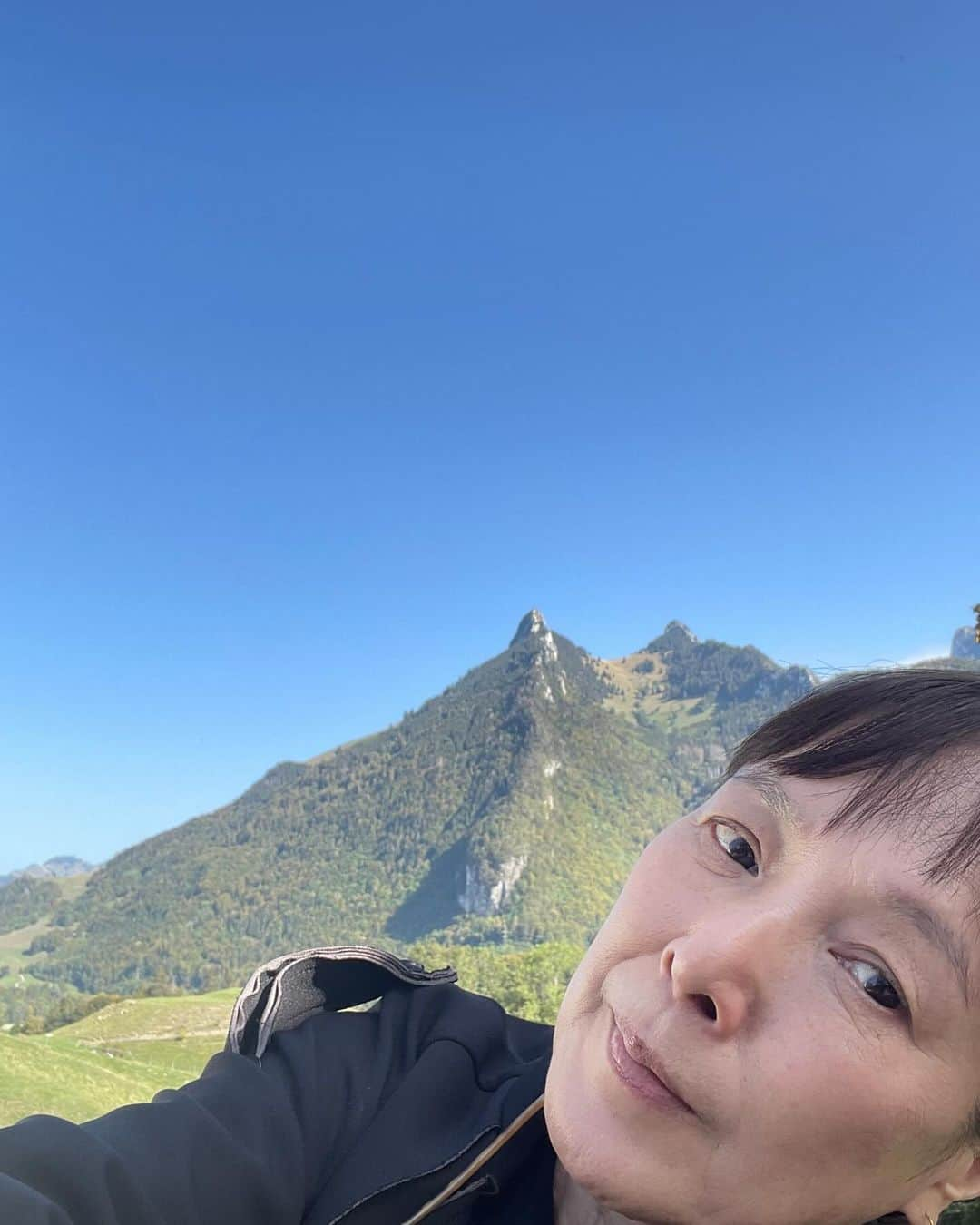 桃井かおりのインスタグラム：「見よ！この山山々！ ジムビーチさんが、古城近くの農場の絶品チーズフォンデュに連れて行ってくれて！感動の旨さ‼️メレンゲと甘く無いクリームも目から鱗。”恥ずかしいながらまだまだ世界は広いな〜’なワレ」