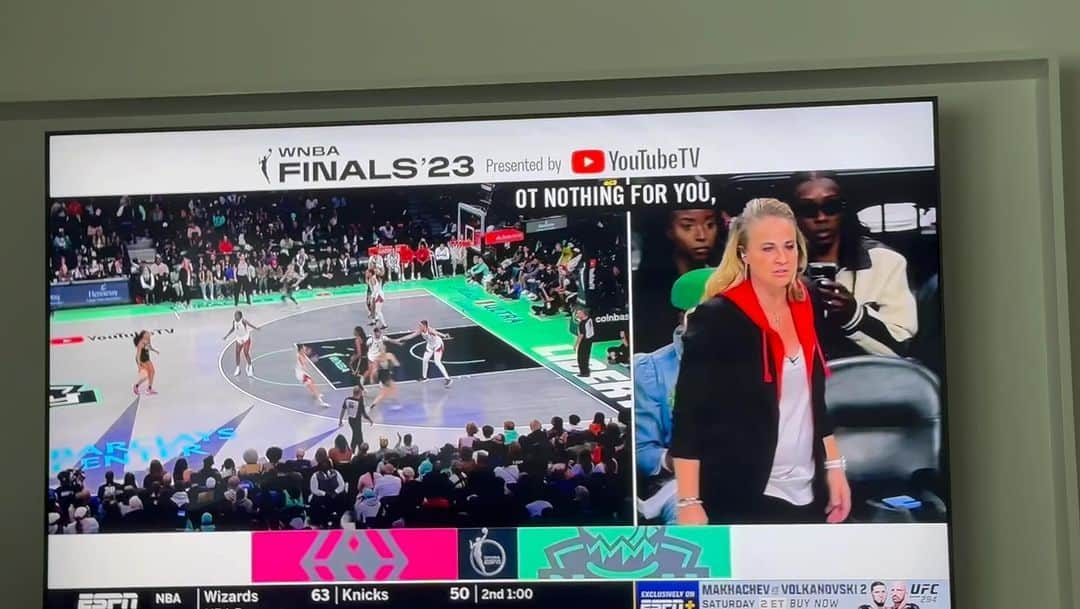 レスリー・ジョーンズのインスタグラム：「Man can y’all let them coach!! Do they do that in the nba! #WNBAFINALS」