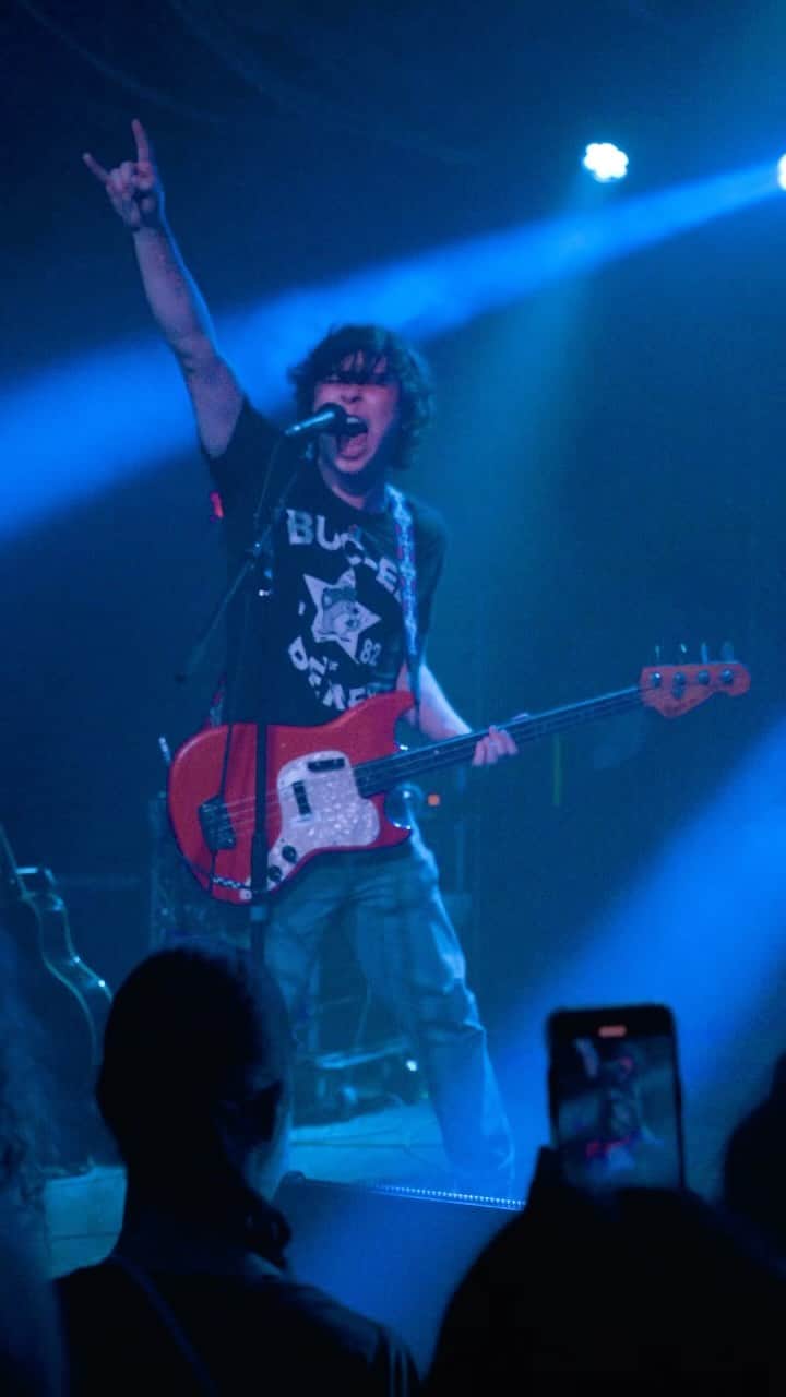キートン・ストロンバーグのインスタグラム：「Feels so good to be playing some brand new songs on this tour! Let me know what you think 💭  • • • I luv u 🥰 #Emblem3 #NewMusic #LooksToKill #Band #TourLife #RockMusic #Guitars」