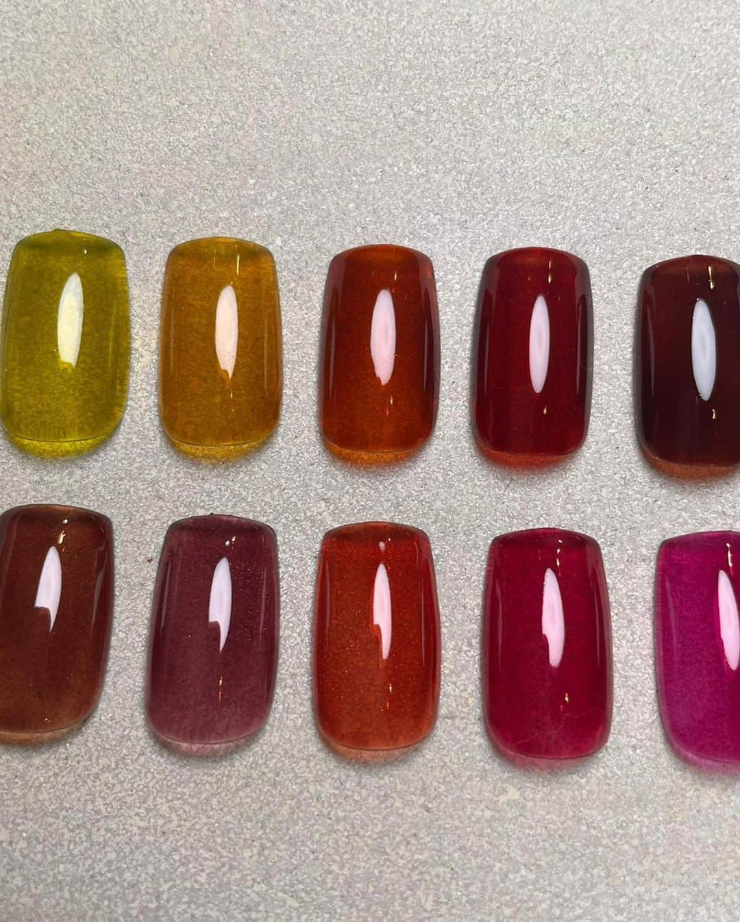 NAIL PARTNER　ネイルパートナーさんのインスタグラム写真 - (NAIL PARTNER　ネイルパートナーInstagram)「. . 10月19日 10:00〜 énoi syrup new color 10色✨ énoi gelbrush 5種🖌️ 全店舗・オンライン発売開始します❤️‍🔥  énoiならではのシロップカラーは程よい透け感と絶妙なテクスチャーで万能です✨ ベッコウネイルはもちろん👍 パウダーを合わせて使う事で奥行きのあるデザインに仕上げる事も出来ます❤️‍🔥  ジェルブラシはくすみカラーのマット軸✨ ブラシの種類によってカラーが分かれているので、使い分けもしやすい仕様です☺️ シャンパンゴールドのキャップ付きです♪  @enoi___official  @nailpartner_shinjuku  @nailpartner_osaka  @nailpartner_yokohama  @nailpartner_sapporo   #ネイル #エノイ#enoi#ネイルパートナー #シロップカラー」10月19日 9時54分 - nailpartner