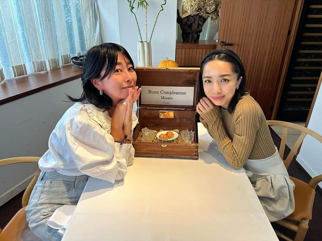 小脇美里のインスタグラム：「大好きなせつこさんに 一足早く誕生日祝いをしてもらいました🎂  出会って早10年近く。 いつも強く、かわいく、パワフルな背中を見せてもらえる、先輩が近くにいるって 幸せだなと改めて💜  会うたびに私のことをひたすら褒めてくれるから、せつこさんに会うと自己肯定感が上がる気がする。笑  私にとってのパワースポットです♡  あと4日で40歳になると思うとなんか ソワソワしますねと話したら、 年齢なんてただの数字！好きなことしな！ って言われて、また背筋がシャキーンと 伸びました♡  @setsuko_sagittaire  いつも本当にありがとうございます♡」