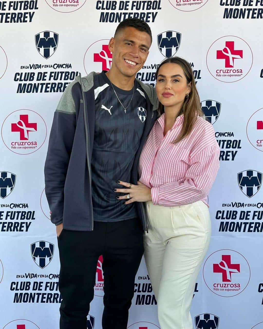 エクトル・モレノのインスタグラム：「Ayudemos a concientizar y sensibilizar sobre el cáncer de mama.   Felicidades por el gran trabajo que realizan!   @cruzrosa_abp_mty 🎀 @rayados 🇫🇮  #EnLaVidaYEnLaCancha 🔵⚪️」